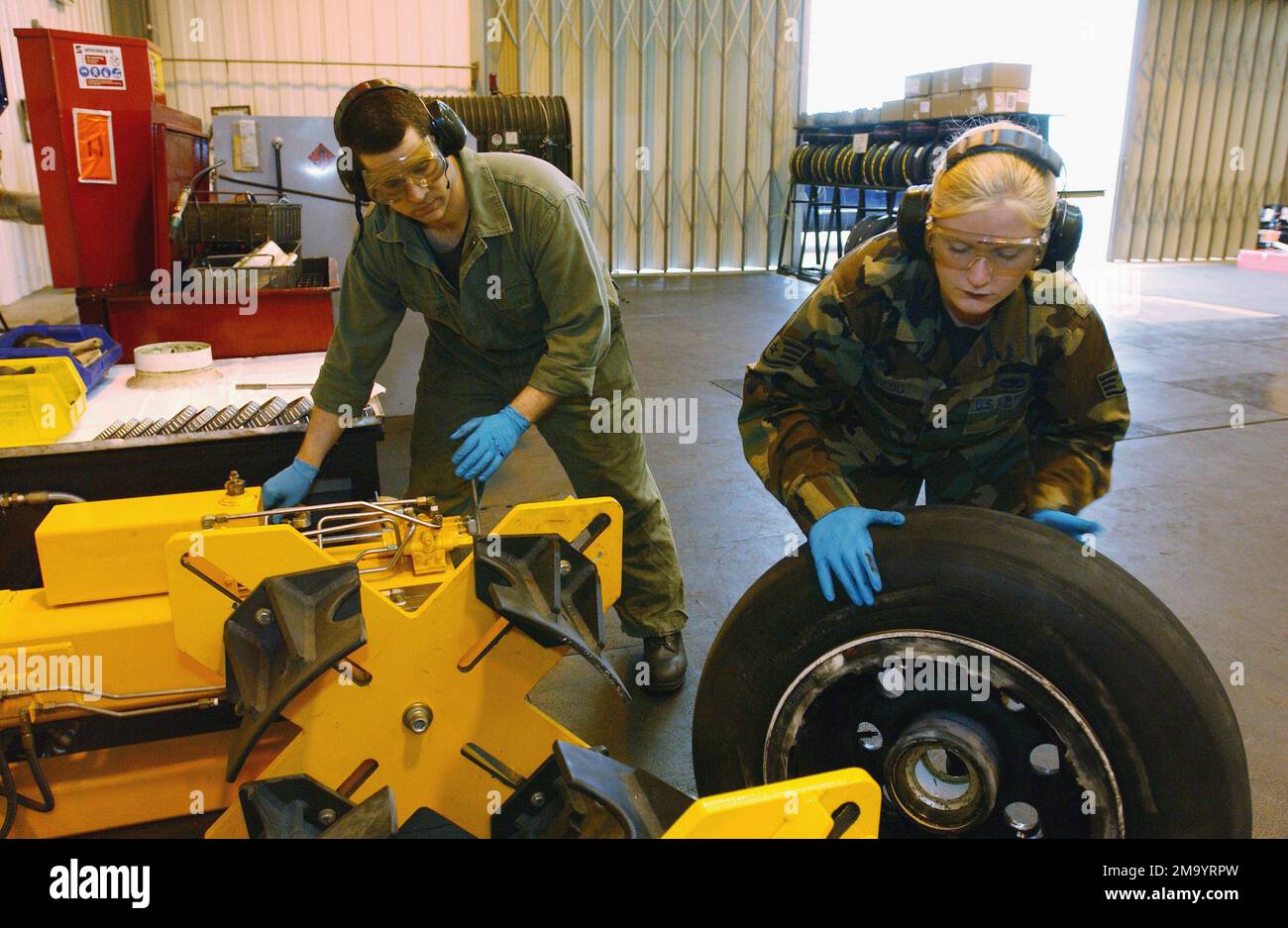 040413-F-9032T-007. [Completa] Scene Caption: US Air Force (USAF) STAFF ...
