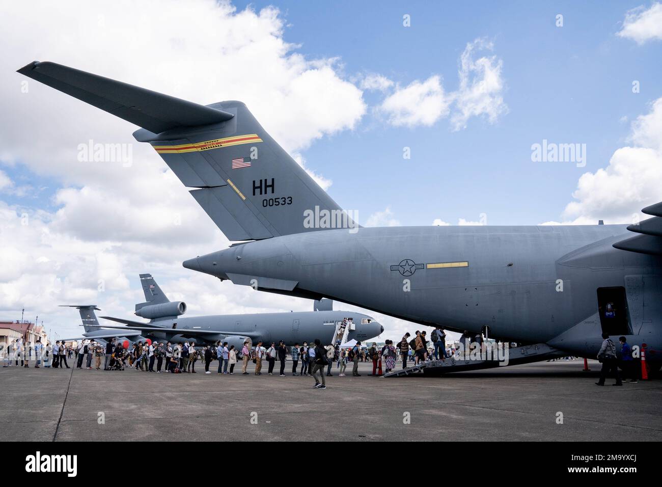 Gli ospiti del festival camminano intorno alla linea di volo interagendo con gli airman e visitando mostre statiche durante il Friendship Festival 2022 presso la base aerea di Yokota, Giappone, 22 maggio 2022. L'evento ha incarnato il vero spirito di amicizia, accogliendo più di 110.000 vicini giapponesi, condividendo le nostre culture attraverso cibo, musica e spettacoli. Foto Stock