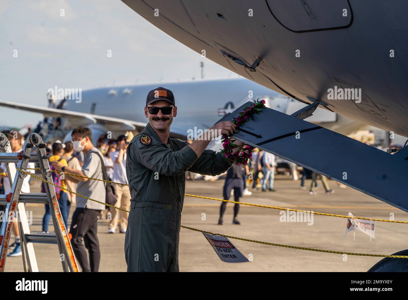 Sherman Williams, 19th pilota del Fighter Squadron appende un lei fatto da un ospite del festival durante il Friendship Festival 2022 alla base aerea di Yokota, Giappone, 22 maggio 2022. Il festival è stato un'opportunità per i visitatori di imparare e celebrare la partnership tra gli Stati Uniti e il Giappone, rafforzando al contempo i legami tra Yokota e le comunità locali. Foto Stock Sherman Williams, 19th pilota del Fighter Squadron appende un lei fatto da un ospite del festival durante il Friendship Festival 2022 alla base aerea di Yokota, Giappone, 22 maggio 2022. Il festival è stato un'opportunità per i visitatori di imparare e celebrare la partnership tra gli Stati Uniti e il Giappone, rafforzando al contempo i legami tra Yokota e le comunità locali. Foto Stock