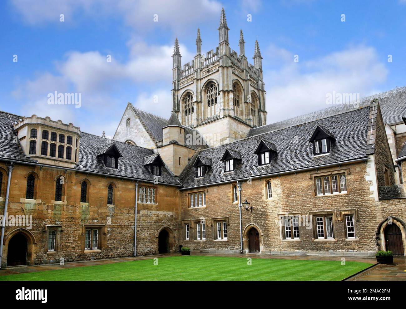 Oxford, Inghilterra - 2009 agosto: Un cortile medievale interno del Merton College, Università di Oxford, con la torre gotica della cappella sullo sfondo Foto Stock