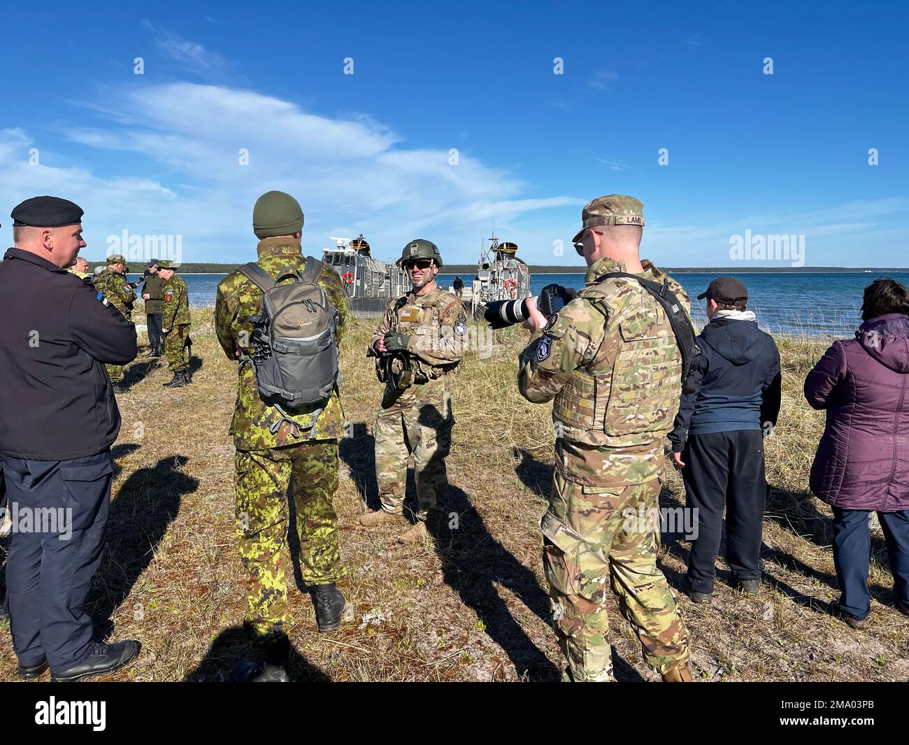 Soldati del 291st° distaccamento di collegamento digitale, Guardia Nazionale dell'Esercito Maryland, coordinano con gli ufficiali navali e civili estoni a seguito dello sbarco anfibio di elementi della Task Force 61 forze anfibie navali Europe/ 2nd Divisione Marina (TF-61/2) e della 22nd unità di spedizione marina a Saaremaa, Estonia durante DEFENDER-Europe il 21 maggio 2022 e RICCIO estone 22. Il distaccamento di collegamento digitale del 291st, la Guardia Nazionale dell'Esercito del Maryland, si integra nella sede della forza multinazionale per garantire l'interoperabilità e il coordinamento in tutte le funzioni congiunte di combattimento bellico. Per DIFENDERE Foto Stock