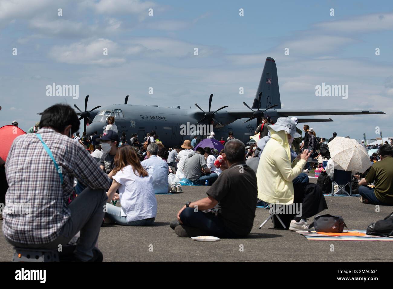 I partecipanti si riposano e pranzano durante il Friendship Festival 2022, presso la base aerea di Yokota, Giappone, 22 maggio. Il festival di due giorni è stato un'opportunità per i visitatori di saperne di più sulla partnership bilaterale tra Stati Uniti e Giappone, rafforzando al contempo i legami tra Yokota e le comunità locali. Yokota è stata in grado di ospitare l'evento con il supporto della Japan Self-Defense Force, dei servizi gemelli e della comunità locale. Foto Stock