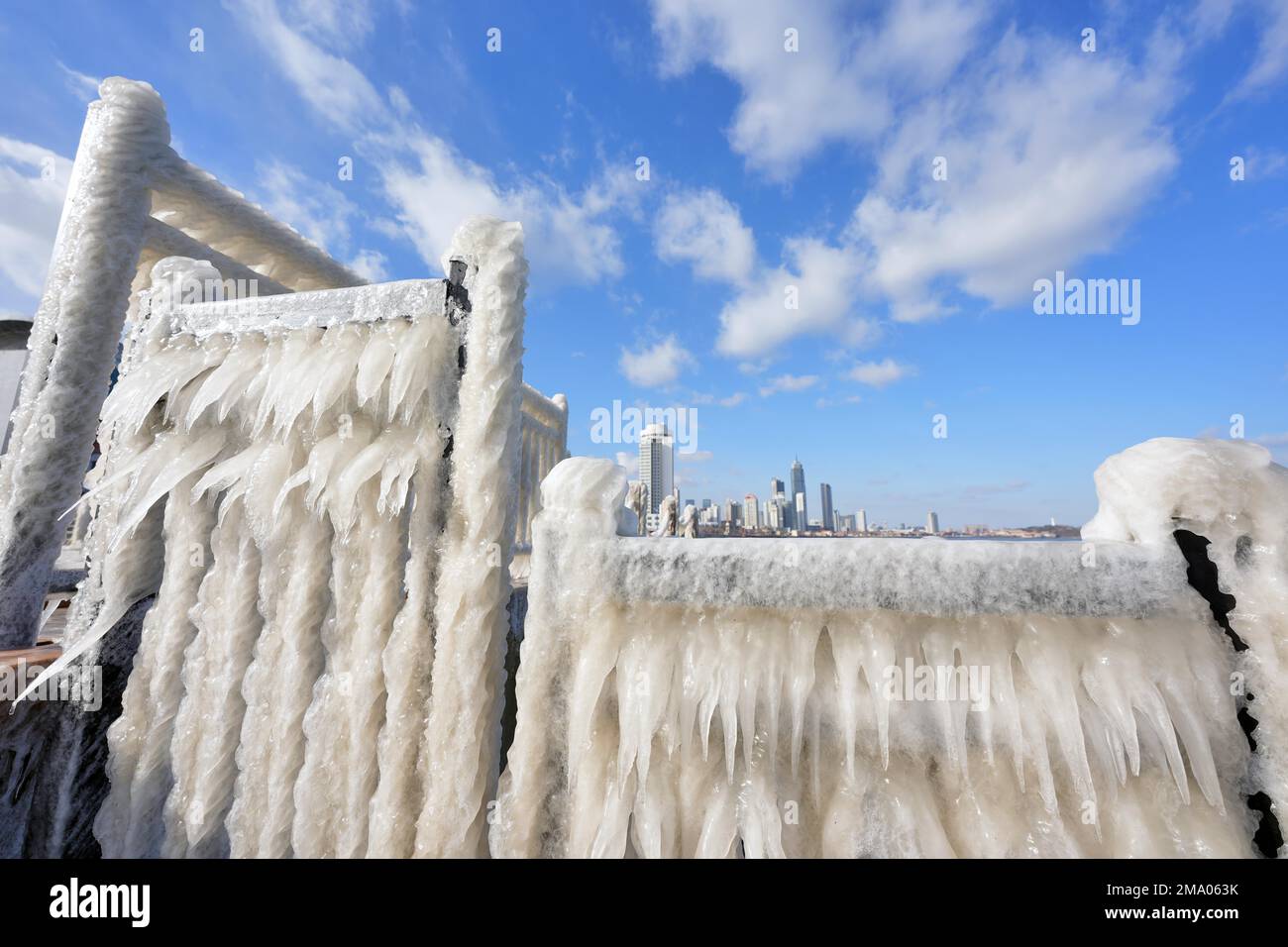 I ghiaccioli sono appesi alle catene di ferro della costa nel freddo  inverno, come un "mondo polare" nella città di Yantai, nella provincia di  Shandong, nella Cina orientale, il 16 gennaio 2023. (