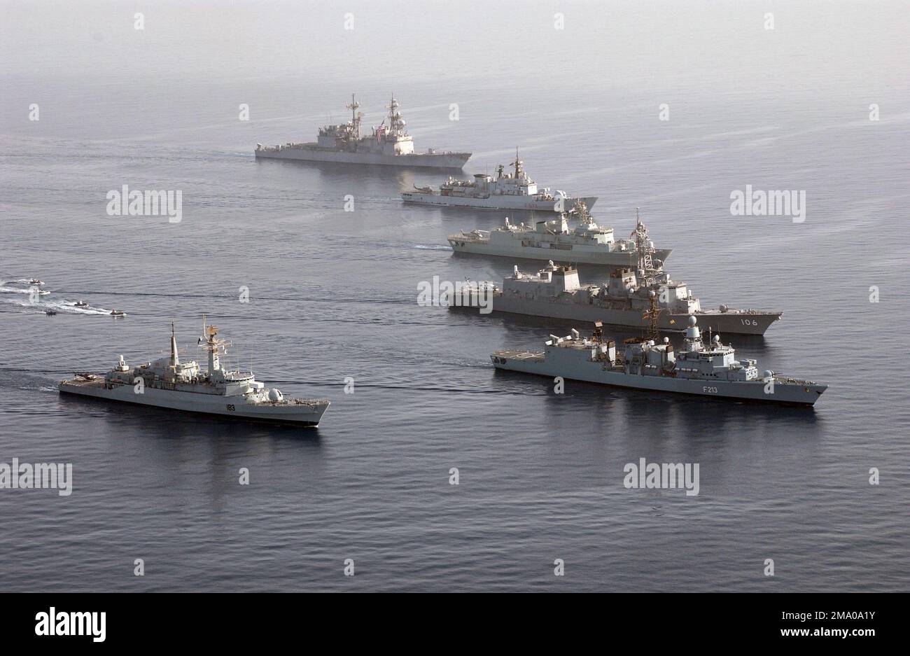 040506-N-7586B-081. [Completa] Scene Caption: Navi e quattro gommoni rigidi Hull (RHIB) della multinazionale Combined Task Force One Five Zero (CTF-150) navigano in formazione per un'opportunità fotografica mentre in corso nel Golfo di Oman, a sostegno dell'operazione IRACHENA LIBERTÀ. Foto in primo piano: Pakistan Navy Tariq (Amazzonia) Classe (tipo 21) Frigate, PNS (nave navale pakistana) KHAIBAR (D 183), la Marina tedesca, Brema Classe (tipo 122) Frigate, FGS AUGSBURG (F 213), la Japanese Maritime Self Defense Force (JMSDF), Murasame Class Destroyer, SAMIDIRE (D-106), la Marina Nuova Zelanda; Foto Stock