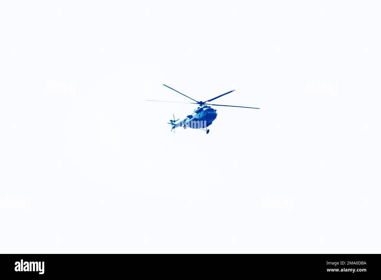 L'elicottero da combattimento sta volando su uno sfondo bianco isolato. Foto Stock