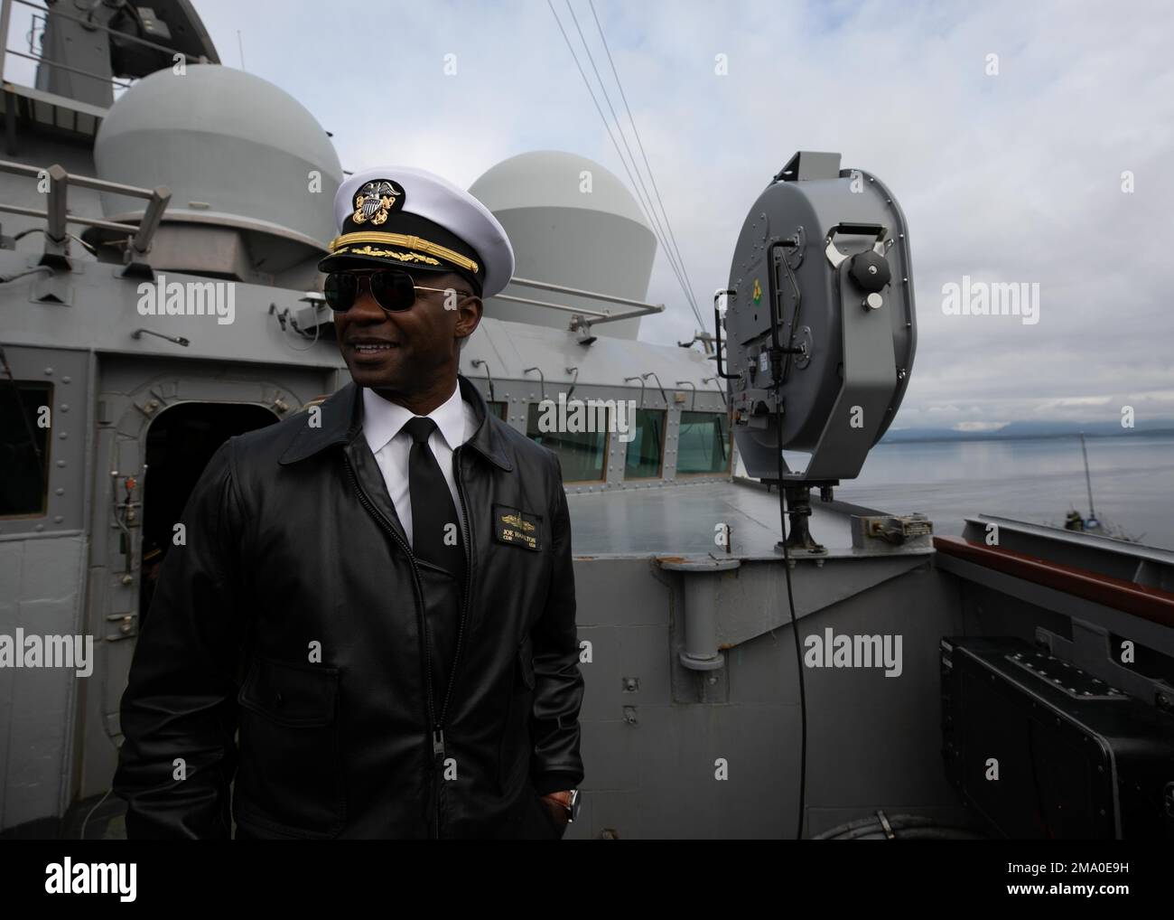 220522-N-DE439-1032 OSLO, Norvegia (22 maggio 2022) Executive Officer Cmdr. Joe Hamilton si trova nell'ala del ponte della nave a bordo del cacciatorpediniere missilistico guidato classe Arleigh Burke USS Porter (DDG 78), mentre il Porter si prepara a rientrare a Oslo per una visita portuale programmata il 22 maggio 2022. Porter è impegnato in uno schieramento programmato nell'area delle operazioni U.S. Naval Forces Europe, impiegata dalla Sixth Fleet per difendere gli interessi degli Stati Uniti, degli Alleati e dei partner. Ala ponte, DDG 78, Porter USS, XO, Foto Stock