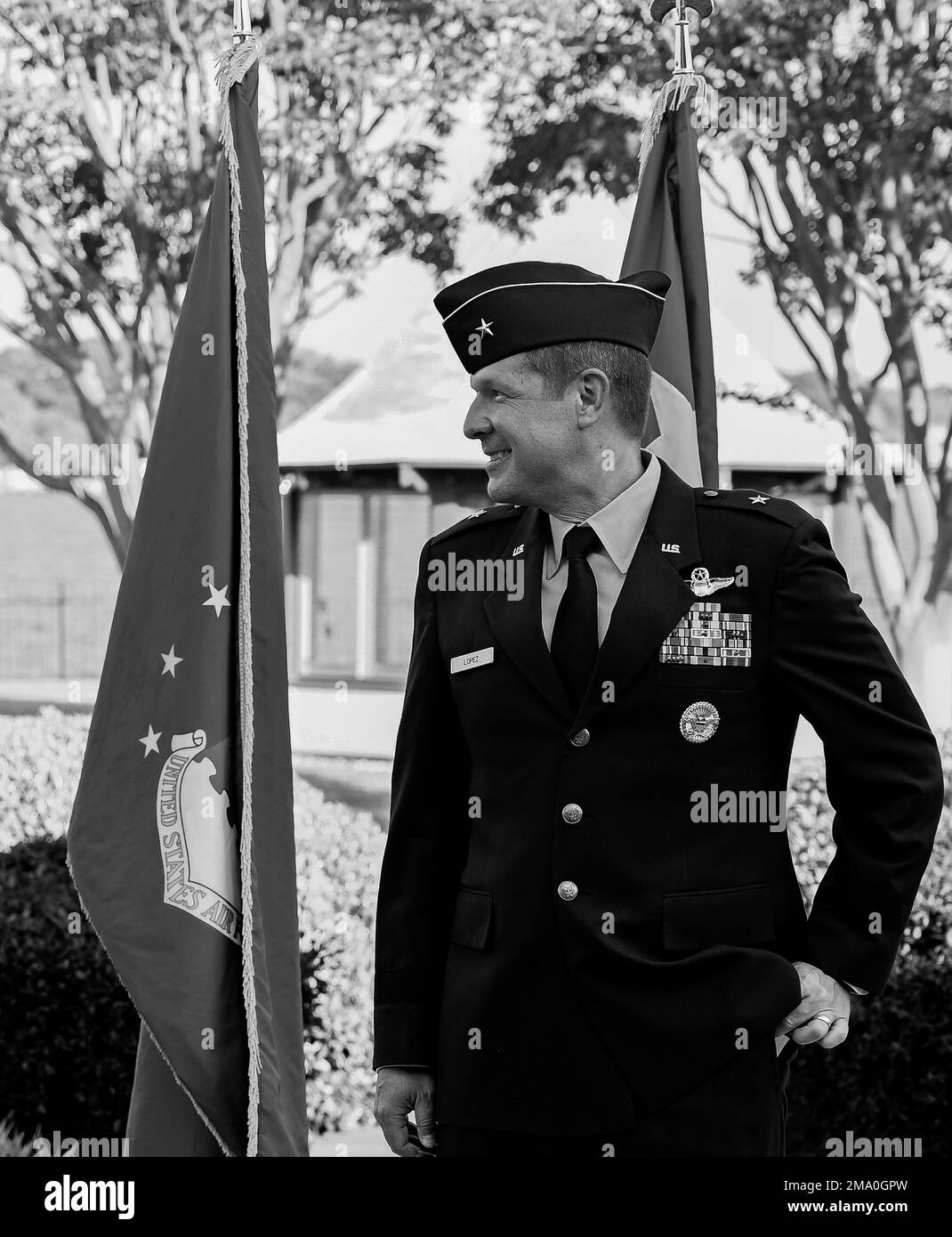 David Lopez, Comandante dell'esecutivo del comando di combattimento aereo, promuove a Brigadier generale alla base dell'aeronautica militare di Langley, 22 maggio 2022. Lopez si riunì con amici, familiari e colleghi per celebrare il suo successo. Foto Stock