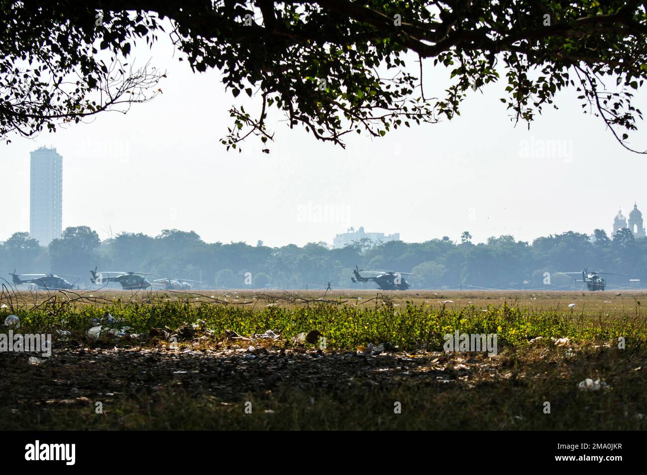 Kolkata, India 15 dicembre 2022. L'elicottero militare è pronto a volare su un terreno in una città. Foto Stock