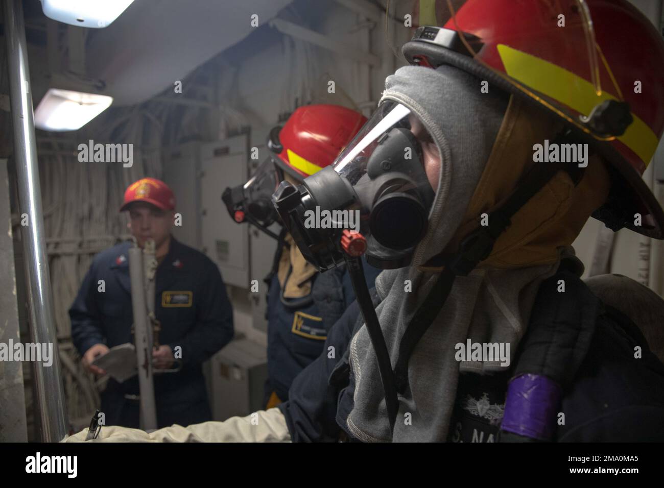 220523-N-VJ326-1230 OCEANO PACIFICO (23 maggio 2022) – i marinai partecipano a un'esercitazione di controllo dei danni a bordo del portatore anfibio d'assalto USS Tripoli (LHA 7), 23 maggio 2022. Tripoli sta conducendo operazioni di routine nella U.S. 7th Fleet. Foto Stock