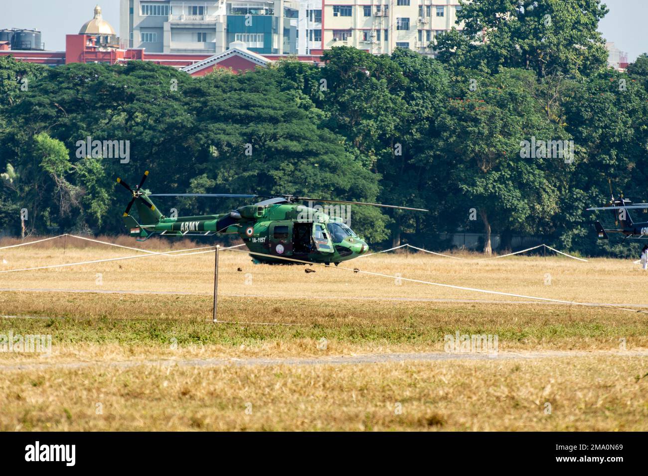 Kolkata, India 15 dicembre 2022. L'elicottero militare è pronto a volare su un terreno in una città. Foto Stock