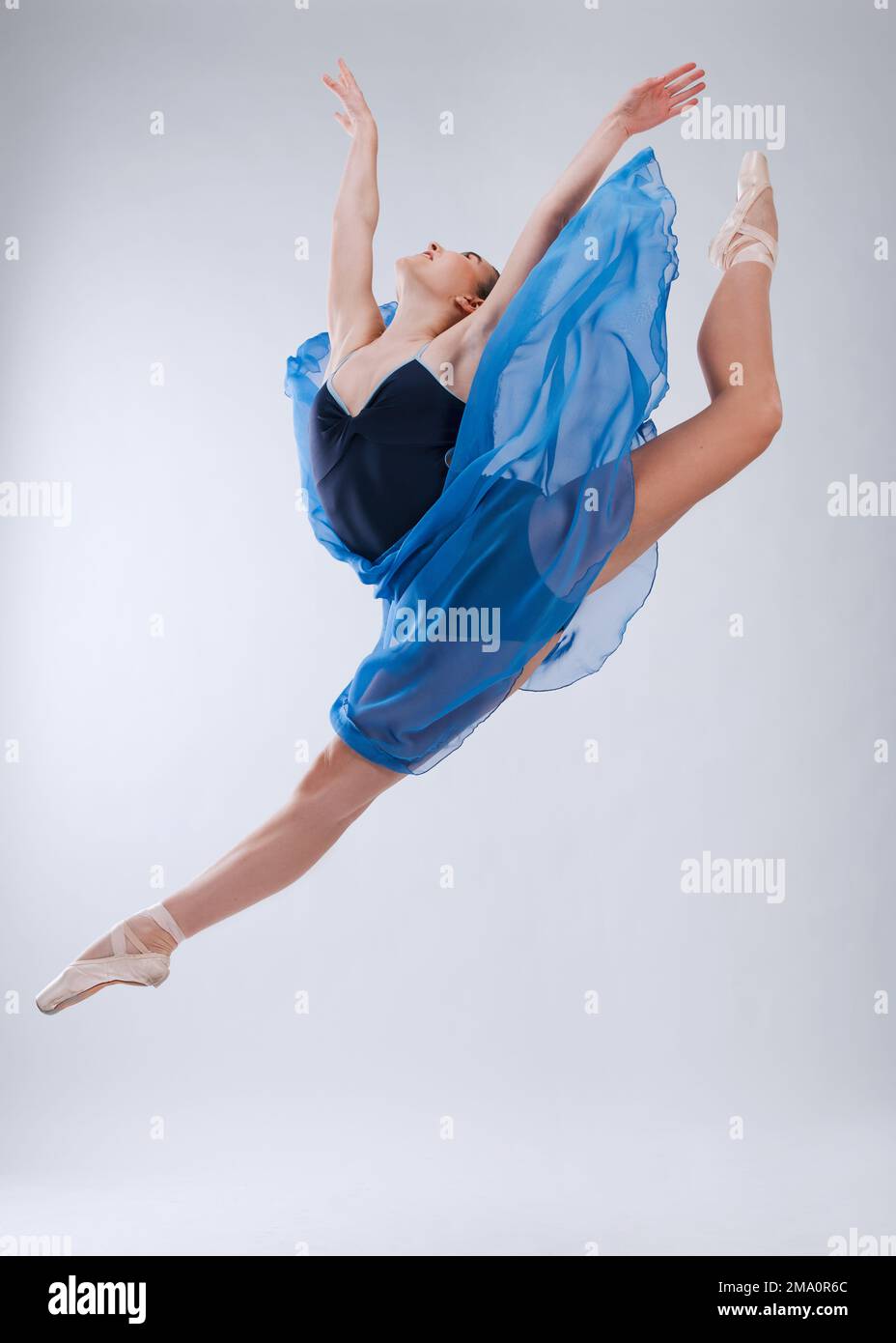 Donna, balletto e studio con salto in aria, movimento d'arte e bellezza per l'allenamento. Ballerina professionista, spettacolo di danza e raffinatezza in classe Foto Stock