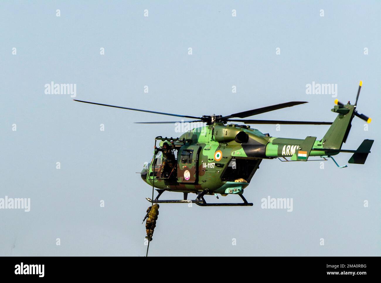 Kolkata, India 15th dicembre 2022. In un esercizio militare l'esercito indiano dimostra la propria efficienza contro i militanti di fronte al pubblico. Foto Stock