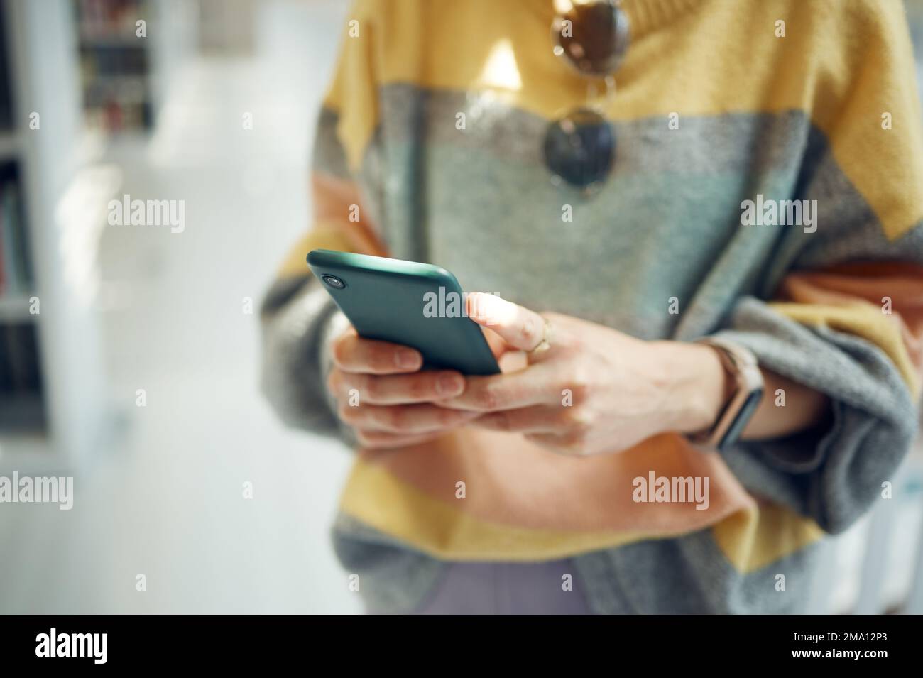 Ricerca, analisi o zoom delle mani con il telefono per ricerche su Internet, contenuti sui social media o networking. Pianificazione, Internet o consegna smartphone per Foto Stock