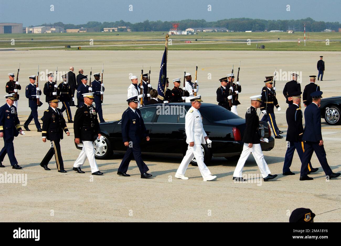 040609-M-7280S-201. [Complete] Scene Caption: Un membro dell'esercito degli Stati Uniti 3rd Old Guard di fanteria (in primo piano a sinistra), scorterà i membri del Joint Chiefs-of-STAFF, mentre si preparano a rendere onore all'ex presidente degli Stati Uniti Ronald Reagan, mentre il suo corpo arriva alla base dell'aeronautica di Andrews (AFB), Maryland (MD). Nella foto, da destra a sinistra, il generale dell'aeronautica degli Stati Uniti (GEN) Richard B. Myers, Presidente Capo dello STAFF congiunto (CJCS), seguito in secessione dal corpo marino degli Stati Uniti (UMSC) GEN Peter Pace, Vice Presidente, Capo dello STAFF congiunto, ammiraglio della Marina degli Stati Uniti (ADM) Vernon E. Clark, CAPO delle operazioni navali (CNO), USA Foto Stock