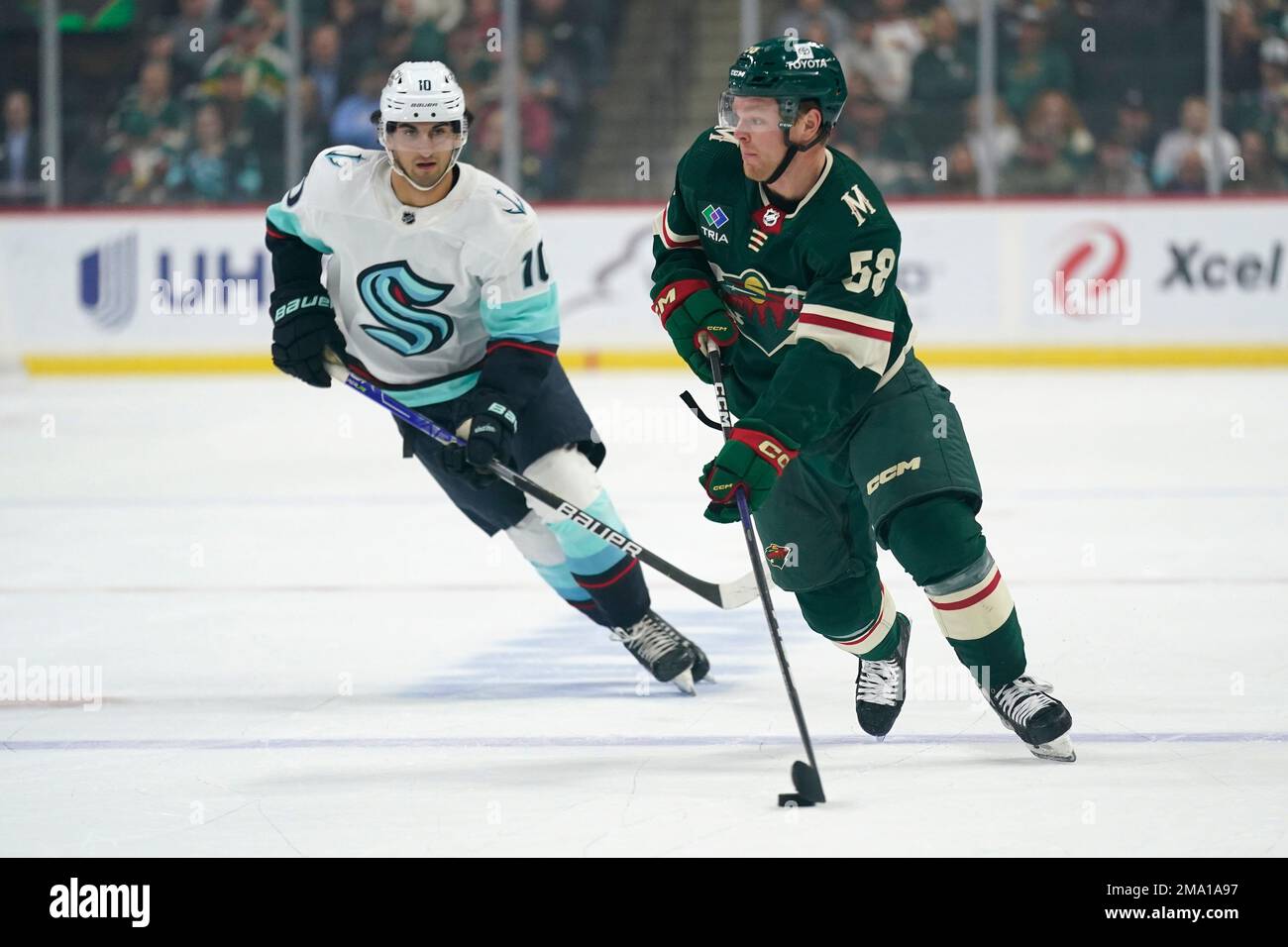 Minnesota Wild center Mason Shaw (58) skates with the puck next to Seattle Kraken center Matty Beniers (10) during the first period of an NHL hockey game Thursday, Nov. 3, 2022, in St. Paul, Minn. (AP Photo/Abbie Parr) Foto Stock
