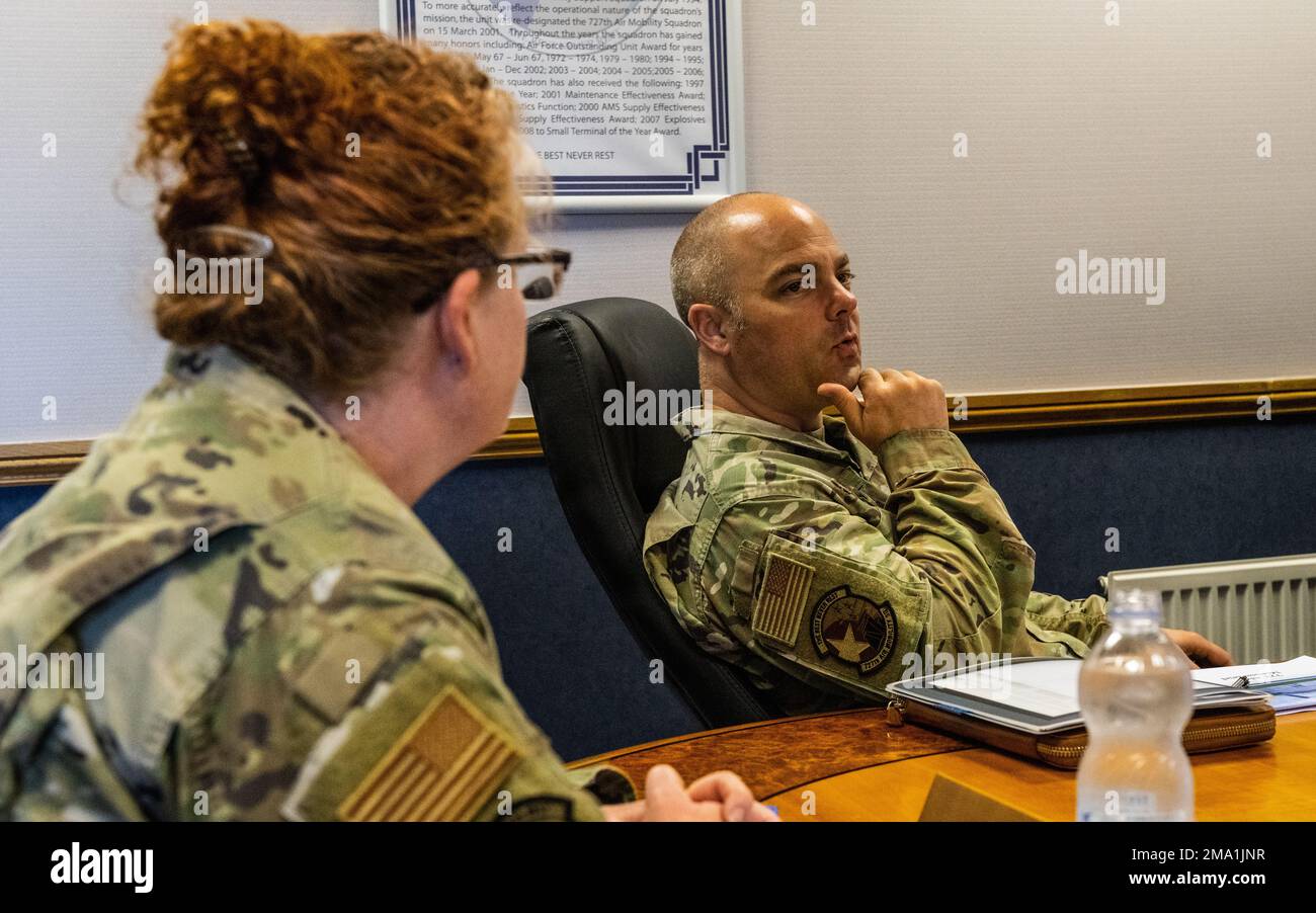 Geremiah Grisham, capo del comando di 521st Air Mobility Operations Wing (a destra), parla con 727th Air Mobility Squadron Airmen durante la parte informativa della missione della sua visita alla Royal Air Force Mildenhall, Inghilterra, 23 maggio 2022. In qualità di unico comando per la mobilità aerea nel Regno Unito, il 727th AMS accelera la rapida mobilità globale per proteggere e proteggere gli interessi degli Stati Uniti e degli alleati. Foto Stock