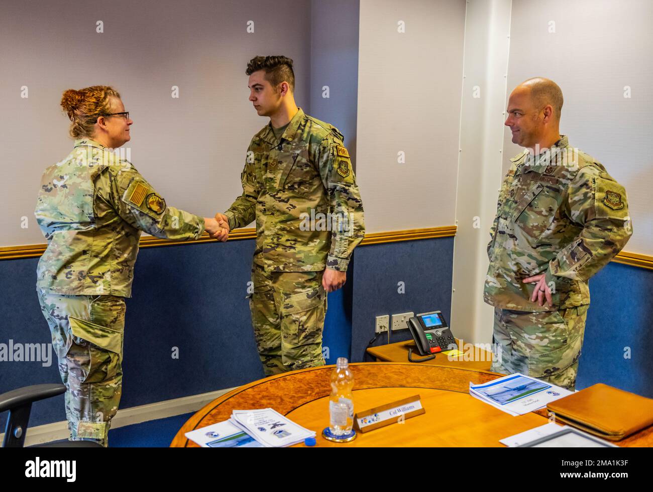 STATI UNITI Adrienne Williams, 521st Air Mobility Operations Wing Commander (a sinistra) riconosce il Senior Airman Hunter Hartford, 727th Air Mobility Squadron Combat Readiness Program Manager (a metà), durante la sua visita a Royal Air Force Mildenhall, Inghilterra, 23 maggio 2022. Hartford è stato uno dei cinque Airmen del 727th AMS che sono stati riconosciuti dal team di comando AMOW 521st per il loro duro lavoro e la dedizione che aiuta il 727th AMS ad accelerare la rapida mobilità globale per proteggere e proteggere gli interessi degli Stati Uniti e degli alleati. Foto Stock