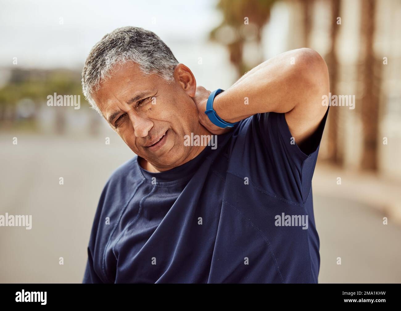 Anziano, dolore al collo e uomo sportivo con lesioni da allenamento anziano dovute a sport, corsa e esercizio fisico. Wellness, medico e sport performance incidente Foto Stock
