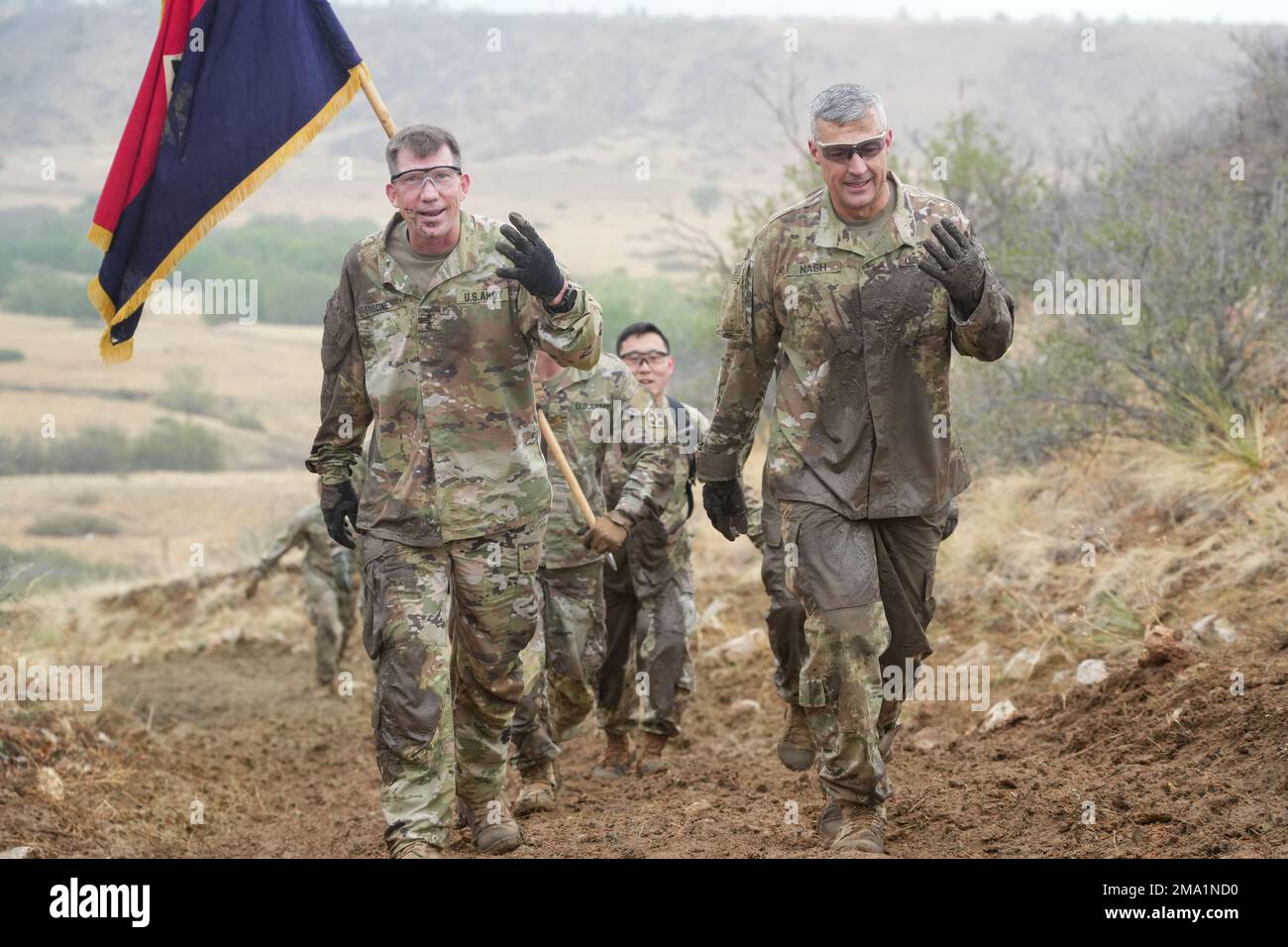 David Hodne, Comandante, 4th° Divisione Fanteria, e il comando Sgt. Adam Nash, comando di Divisione Sergente maggiore, vicino alla fine dell'evento di fitness fisico di Utah Beach che ha dato inizio alla settimana dell'Ivy su Fort Carson, il 23 maggio 2022. L'evento di Utah Beach rende omaggio ai 4th soldati della divisione di fanteria che hanno preso d'assalto Utah Beach il D-Day, 6 giugno 1944. Foto Stock