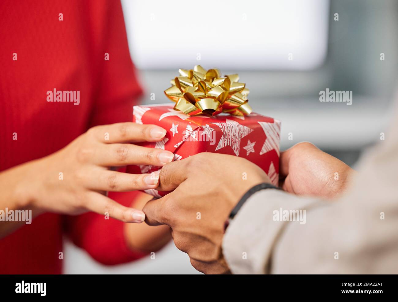Chiamalo un po' di bonus di Natale. Un uomo d'affari e una donna d'affari  irriconoscibili che scambiano i regali di Natale in un ufficio moderno Foto  stock - Alamy