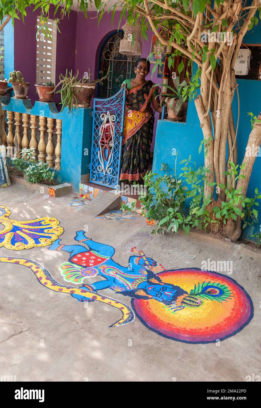 Kuilapalayam, India - 17th gennaio 2023: Pongal Festival. Kolam disegnato di fronte a una casa del villaggio Foto Stock