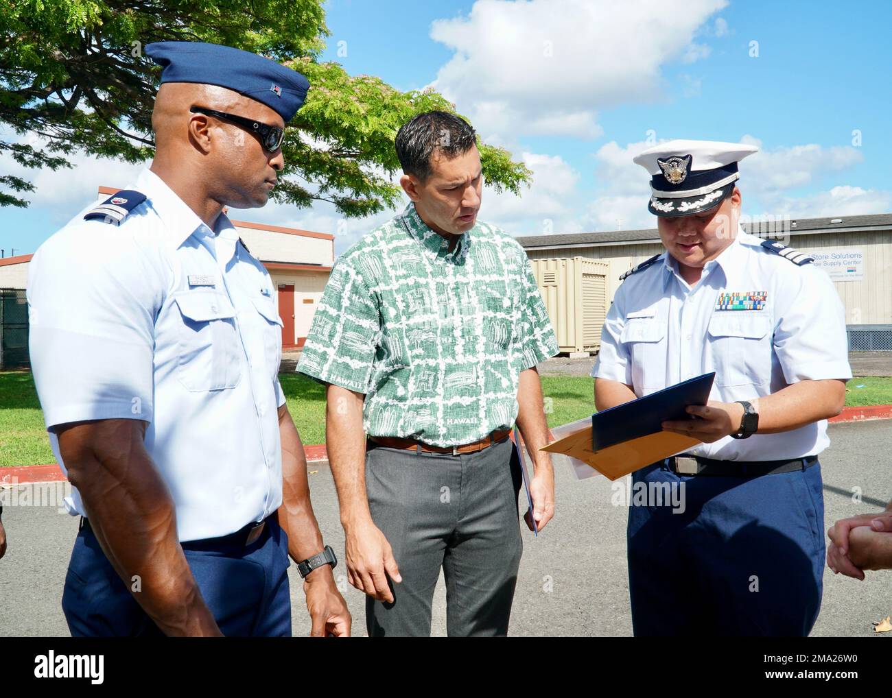 Il congressista Kai Kahele parla con i membri ausiliari della Guardia Costiera durante un evento della settimana nazionale di nautica sicura alla base della Guardia Costiera di Honolulu, 23 maggio 2022. La National Safe Boating Week fa parte della Safe Boating Campaign, un'iniziativa di sensibilizzazione globale che incoraggia i boaters a sfruttare al meglio le loro avventure in barca, essendo responsabili. Foto Stock