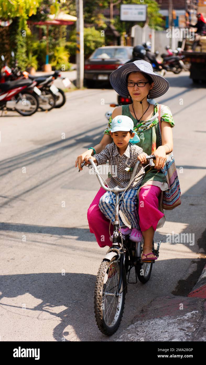 Madre e bambino in bicicletta Foto Stock