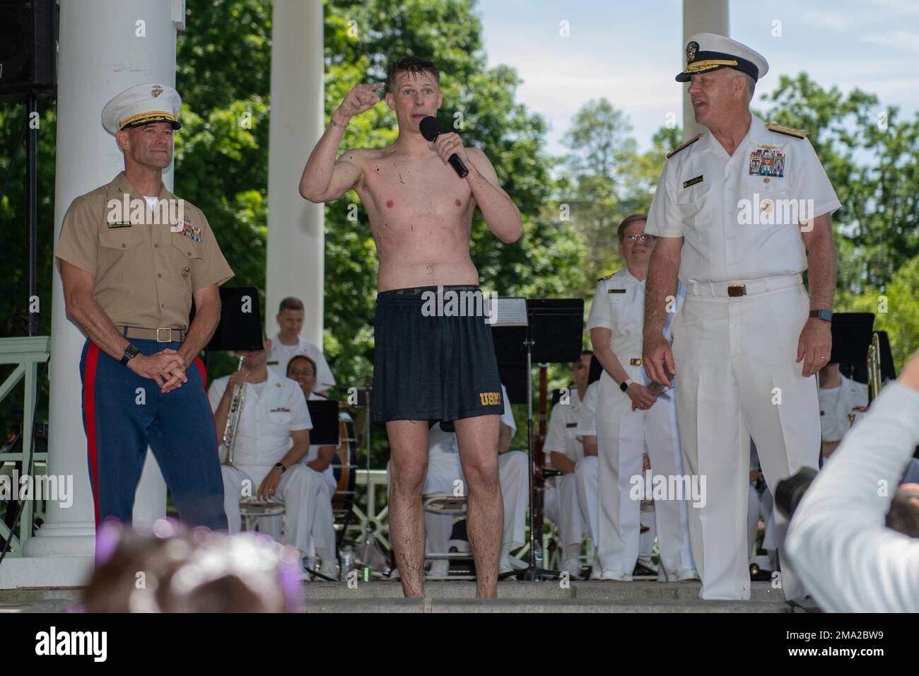 ANNAPOLIS, Md (22 maggio 2021) il Vice Ammiraglio Sean Buck, 63rd sovrintendente dell'Accademia Navale degli Stati Uniti, e il Colonnello James McDonough, Comandante, si congratula con Midshipman 4th Classe Nick McGowan, 20, di Sioux City, Iowa, dopo aver collocato la copertura dell'intermediario in cima al Monumento di Herndon. Gli uomini d'incassi dell'USNA, o plebe, salgono sul Monumento di Herndon, una tradizione che simboleggia il successo dell'anno degli uomini d'internalizzazione. La classe di 2025 ha completato la salita in 3 ore, 36 minuti e 58 secondi, il terzo tempo registrato più a lungo. Come college universitario del servizio navale del nostro paese, l'Acad navale Foto Stock