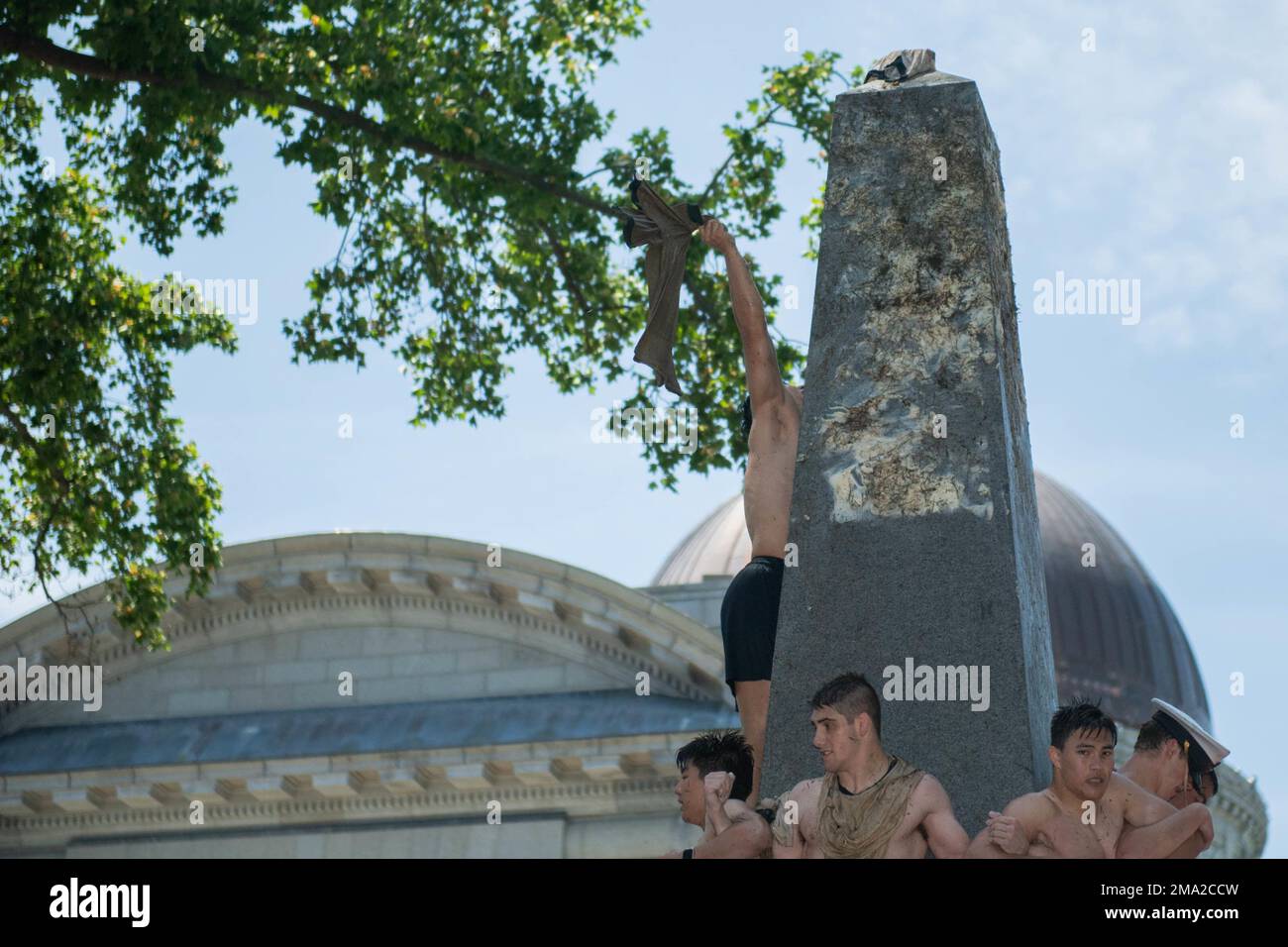 ANNAPOLIS, Md (23 maggio 2022) Stati Uniti I freshmen della Naval Academy, o plebe, salgono sul Monumento di Herndon, una tradizione che simboleggia il successo del completamento dell'anno dei rinfreschi degli ostetrica. La classe di 2025 ha completato la salita in 3 ore, 36 minuti e 58 secondi, il terzo tempo registrato più a lungo. Come college universitario del servizio navale del nostro paese, l'Accademia Navale prepara i giovani uomini e donne a diventare ufficiali professionali di competenza, carattere e compassione negli Stati Uniti Navy e Marine Corps. Foto Stock