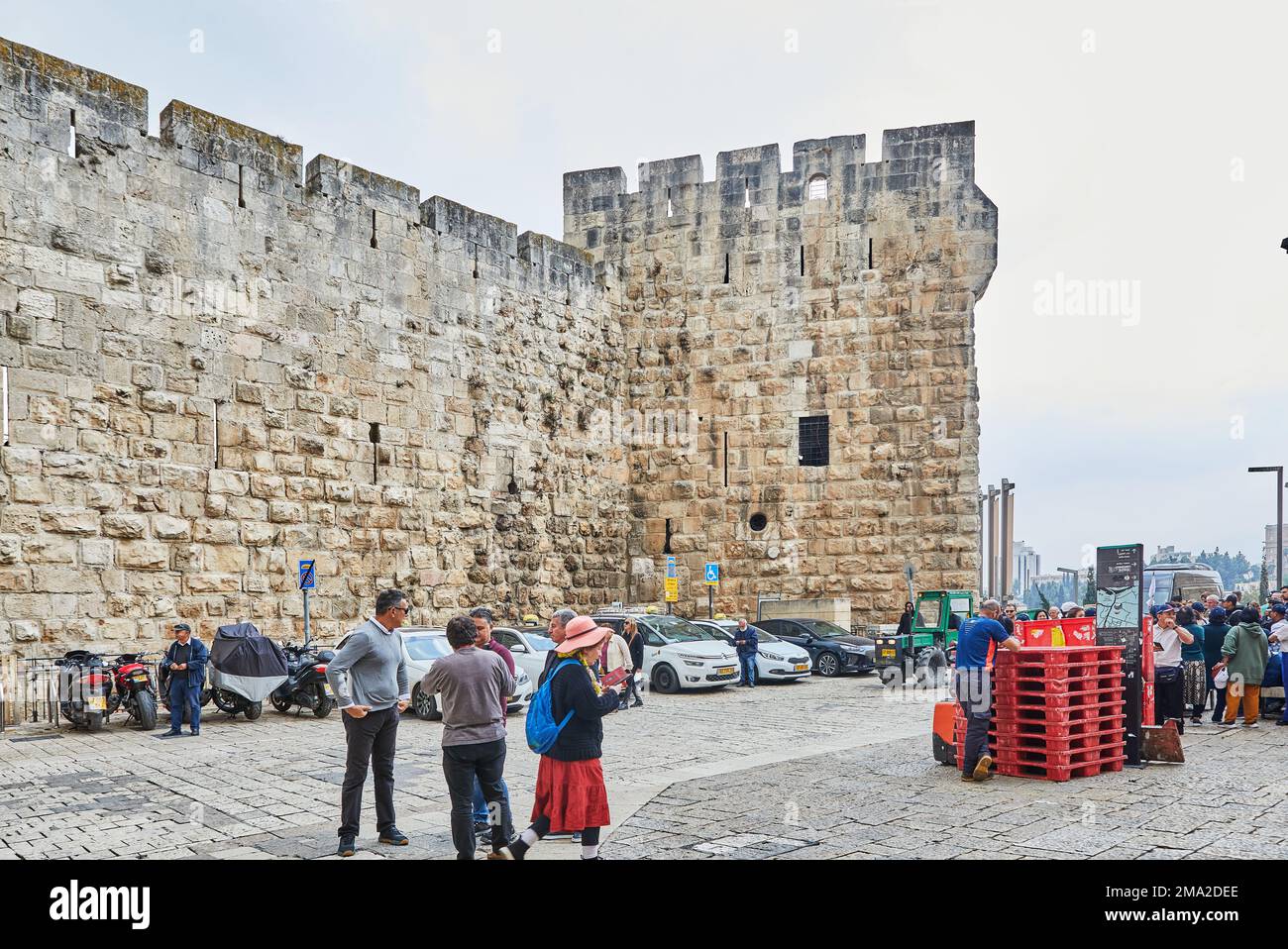 Gerusalemme, Israele - 15 novembre 2022: Mura della città vecchia vicino alla porta della Jafa a Gerusalemme. Israele. Foto Stock