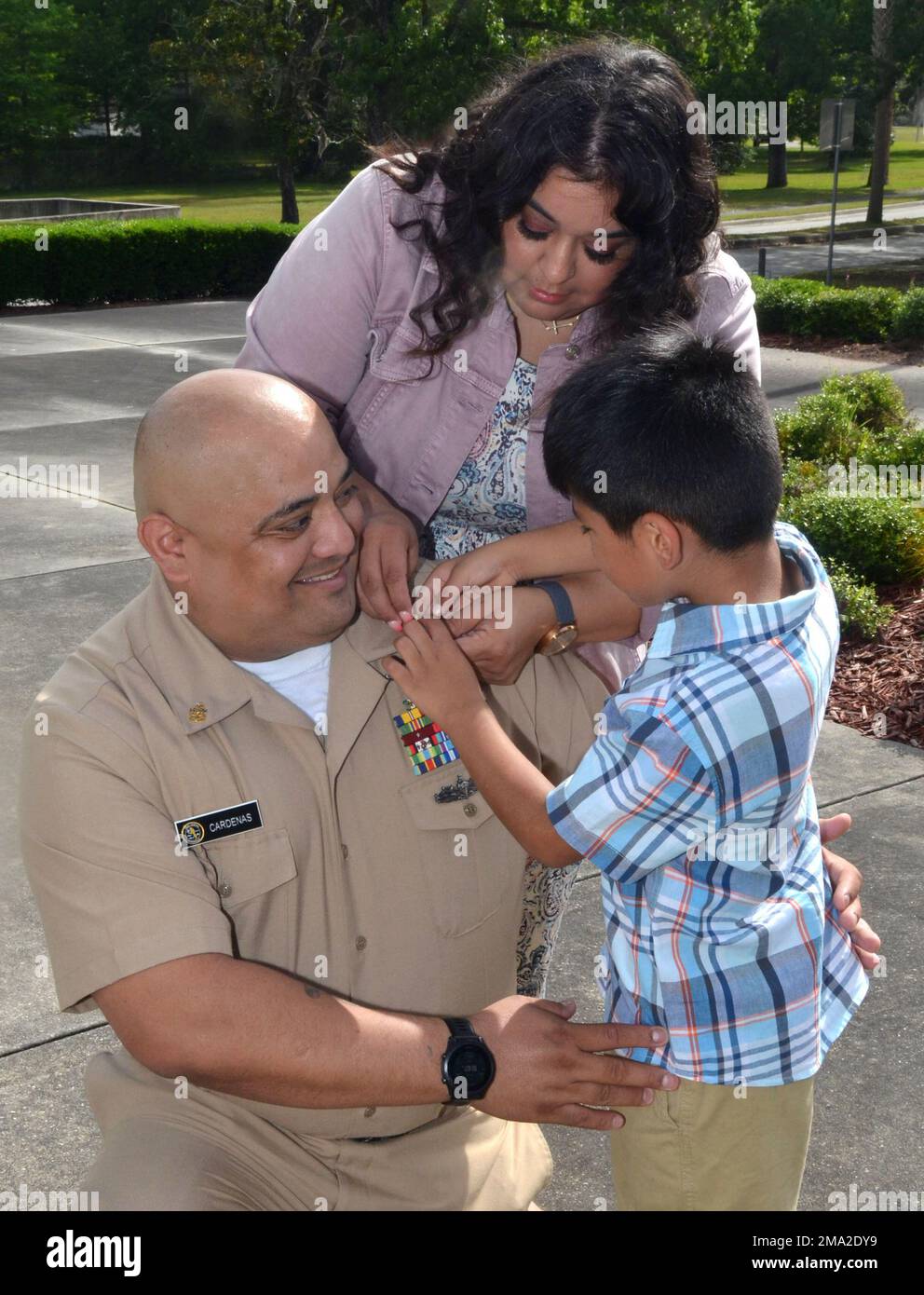 JACKSONVILLE, Florida (23 maggio 2022) - Senior Chief Hospital Corpsman Eddy Cardenas è fissato al suo attuale rango da parte della moglie Ashley e del figlio Donovan, durante una cerimonia di frocking al Naval Hospital Jacksonville. Foto Stock