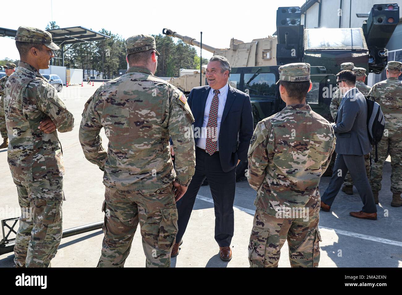 STATI UNITI Il Rep. Don Bacon, rappresentante del distretto congressuale 53rd della California e membro del Comitato Armed Services della Casa, parla con gli Stati Uniti Soldati assegnati alla 1st° Divisione Fanteria artiglieria al display statico presso il Forward Operating Site Adazi, Lettonia, 24 maggio 2022. Stati Uniti ritirati Air Force Brig. Il Gen. Don Bacon ha parlato con gli Stati Uniti Soldati sulla sua esperienza militare nelle forze armate e sul suo ruolo attuale nel Congresso. La Divisione Fanteria del 1st è tra le altre unità assegnate al V Corps, il corpo americano schierato in avanti in Europa che lavora insieme agli alleati della NATO e alla cartolarit regionale Foto Stock