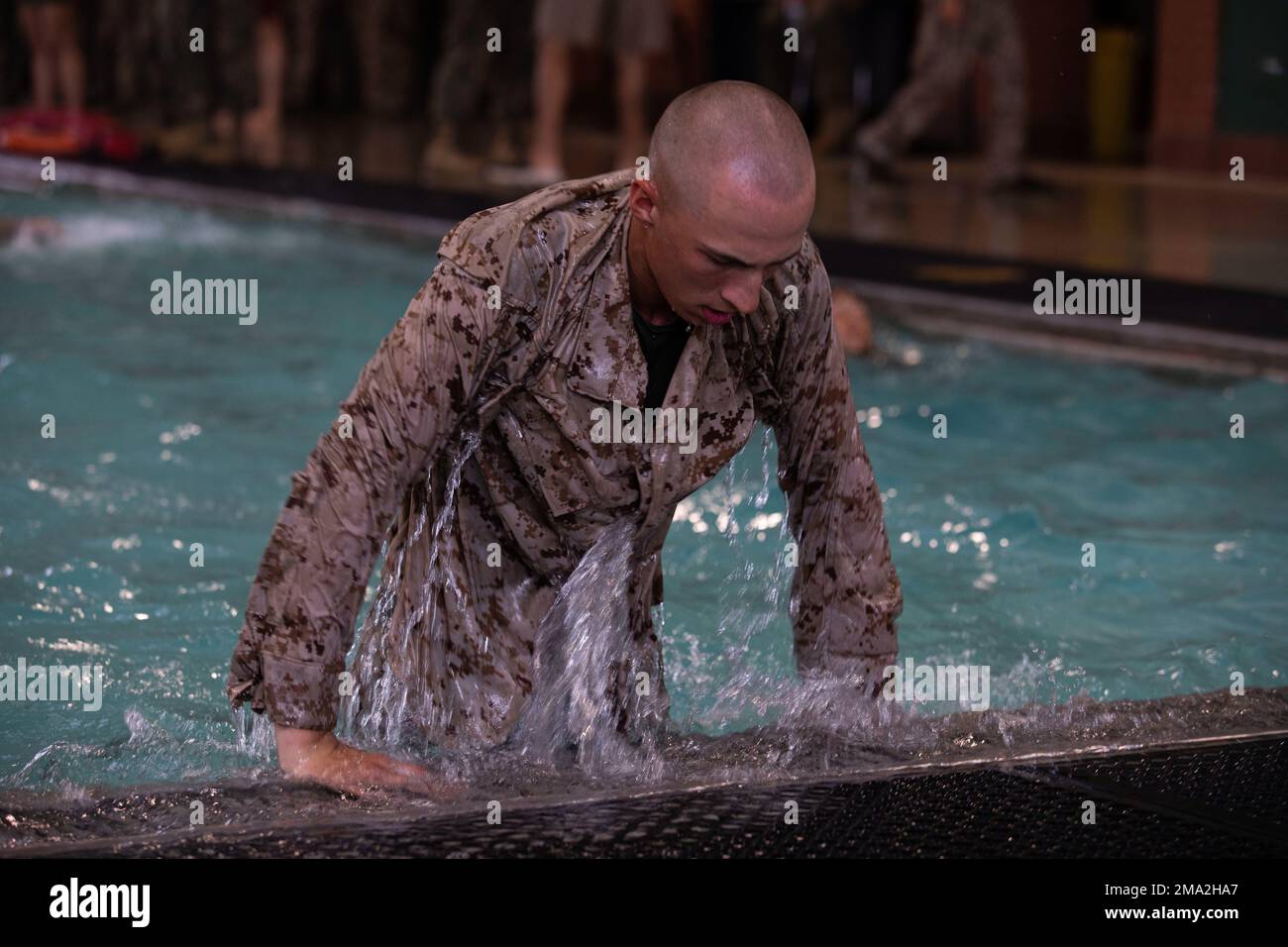 Reclute con la Papa Company, 4th battaglione di addestramento di reclutamento, qualificazione di nuoto completa sul deposito di reclutamento del corpo marino Parris Island, S.C. 23 maggio 2022. Per superare la qualifica di nuoto, le reclute devono completare una nuotata di 25 metri, un'immersione elevata, un'acqua calpestabile, una nuotata in zaino e un'attrezzatura per il capannone, ciascuna con determinati limiti di tempo. Foto Stock