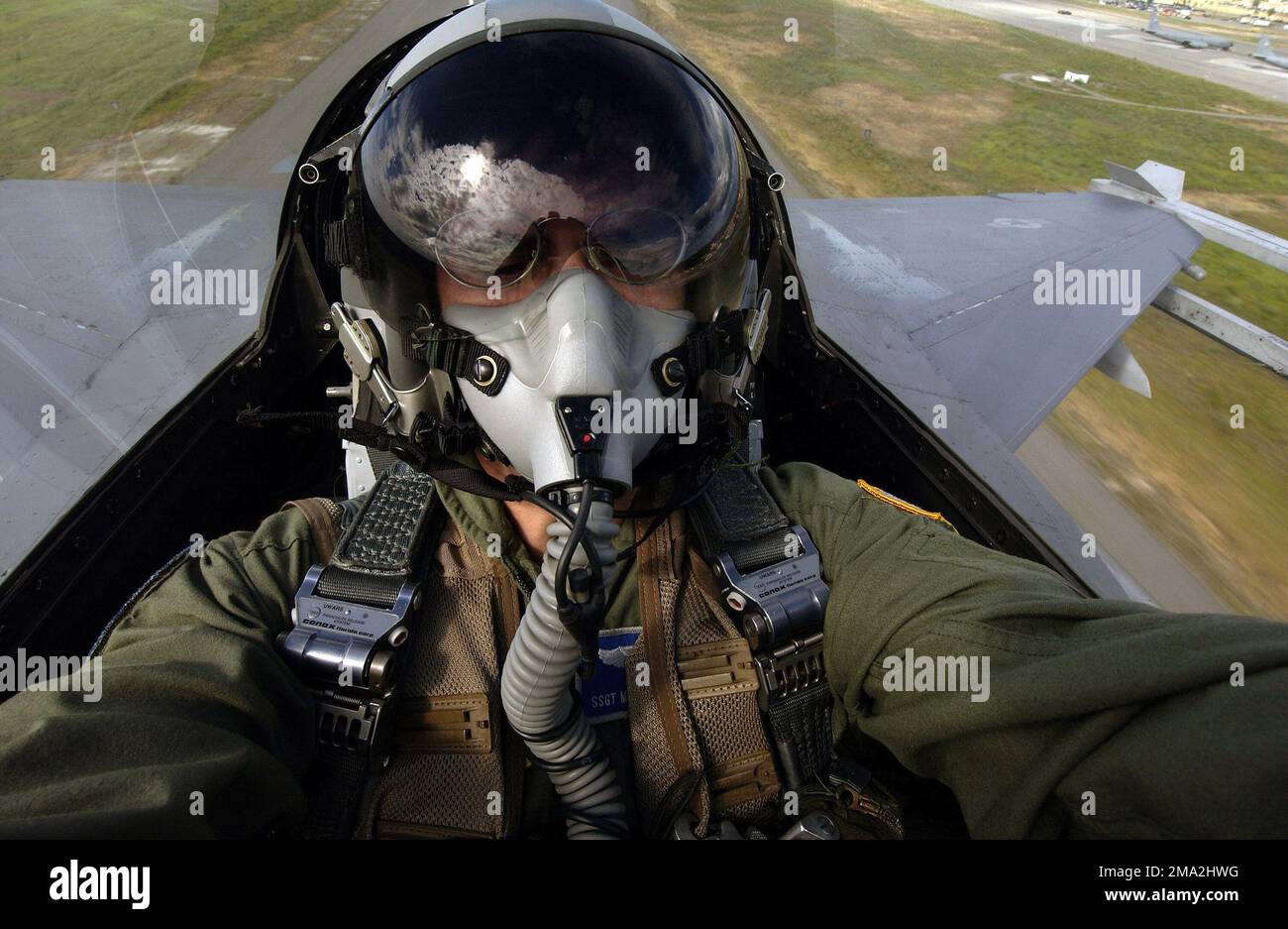 040727-F-9528H-010. [Completa] Scene Caption: US Air Force (USAF) STAFF Sergente (SSGT) Matthew Hannen, fotografo, 1st Combat Camera Squadron (TCS), dalla base dell'aeronautica di Charleston (AFB), South Carolina (SC), vola sul sedile posteriore di 18th Fighter Squadron (FS), 354th Fighter Wing (FW), F-16C Fighting Falcon aereo da combattimento come decollo da Eielson Air Force base (AFB), Alaska (AK), in modo che egli può documentare altri aeromobili che partecipano a una simulazione di combattimento aereo cane combattimento missione di addestramento durante esercizio COOPERATIVA COPE THUNDER, il più grande multinazionale di combattimento aereo esercizio di addestramento Foto Stock