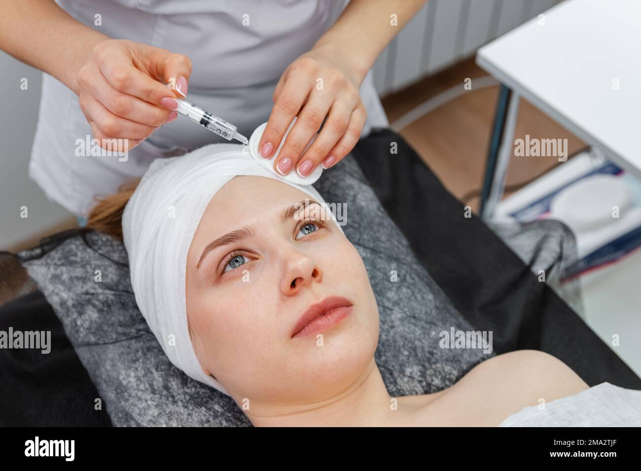 Donna di ottenere il trattamento con iniettabili Acido ialuronico filler dermico. Foto Stock