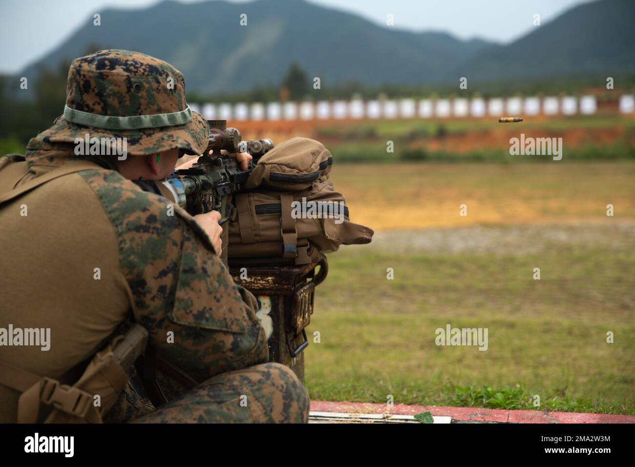 Una Marina degli Stati Uniti con 3D Marine Division partecipa a un campo di fuoco vivo durante una competizione a squadre su Camp Schwab, Okinawa, Giappone, 23 maggio 2022. La competizione di una settimana è stata tenuta per testare squadre di tutto il corpo Marino nella loro padronanza delle abilità di combattimento. (STATI UNITI Marine Corps Photo Lance CPL. Michael Taggart) Foto Stock