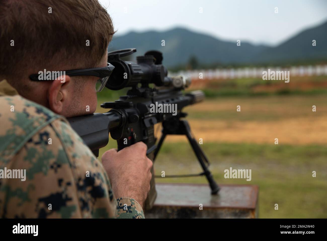 Una Marina degli Stati Uniti con 3D Marine Division partecipa a un campo di fuoco vivo durante una competizione a squadre su Camp Schwab, Okinawa, Giappone, 23 maggio 2022. La competizione di una settimana è stata tenuta per testare squadre di tutto il corpo Marino nella loro padronanza delle abilità di combattimento. (STATI UNITI Marine Corps Photo Lance CPL. Michael Taggart) Foto Stock