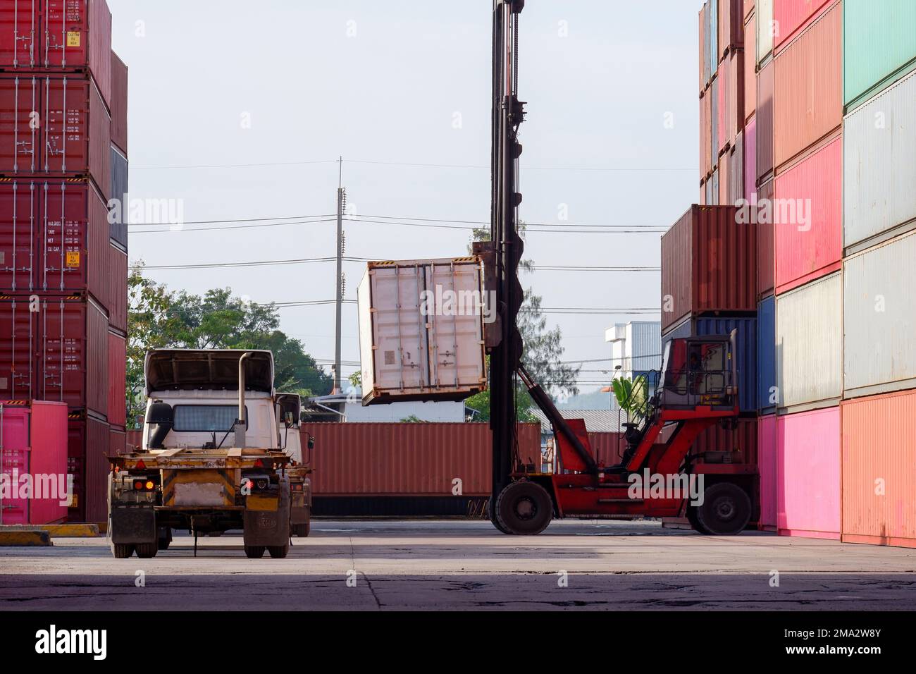 Carrelli elevatori e carrelli elevatori per container Focus sulle importazioni ed esportazioni Foto Stock