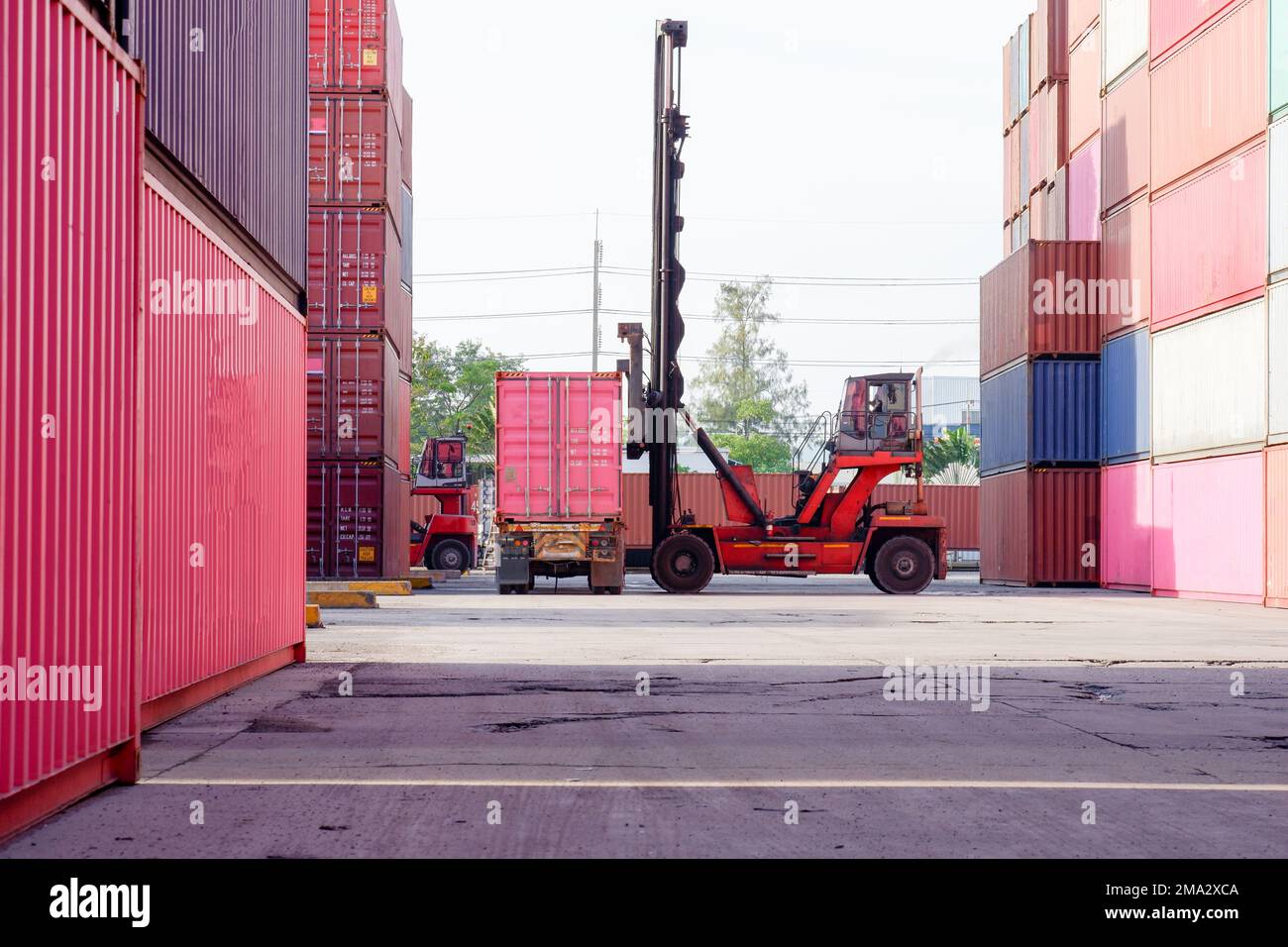 carrello elevatore nel cortile del container Foto Stock