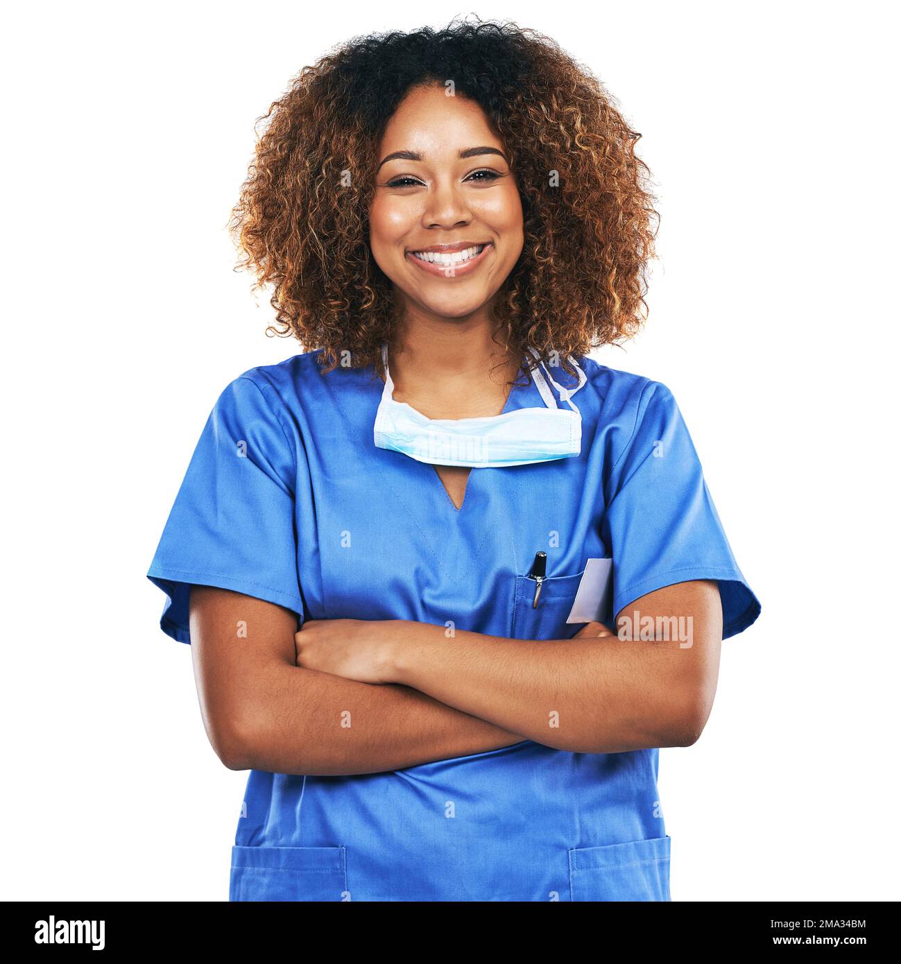 Ritratto, infermiera e donna nera con braccia incrociate in studio isolato su sfondo bianco. Viso, salute o donna fiduciosa, orgogliosa e felice Foto Stock