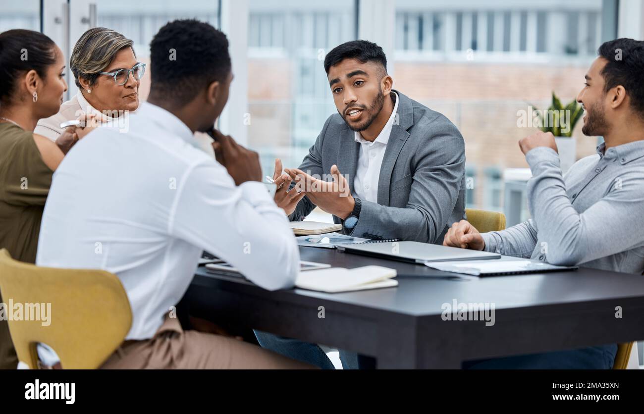 Spiegare la grande idea che ha. un gruppo di uomini d'affari che hanno una riunione in un ufficio. Foto Stock