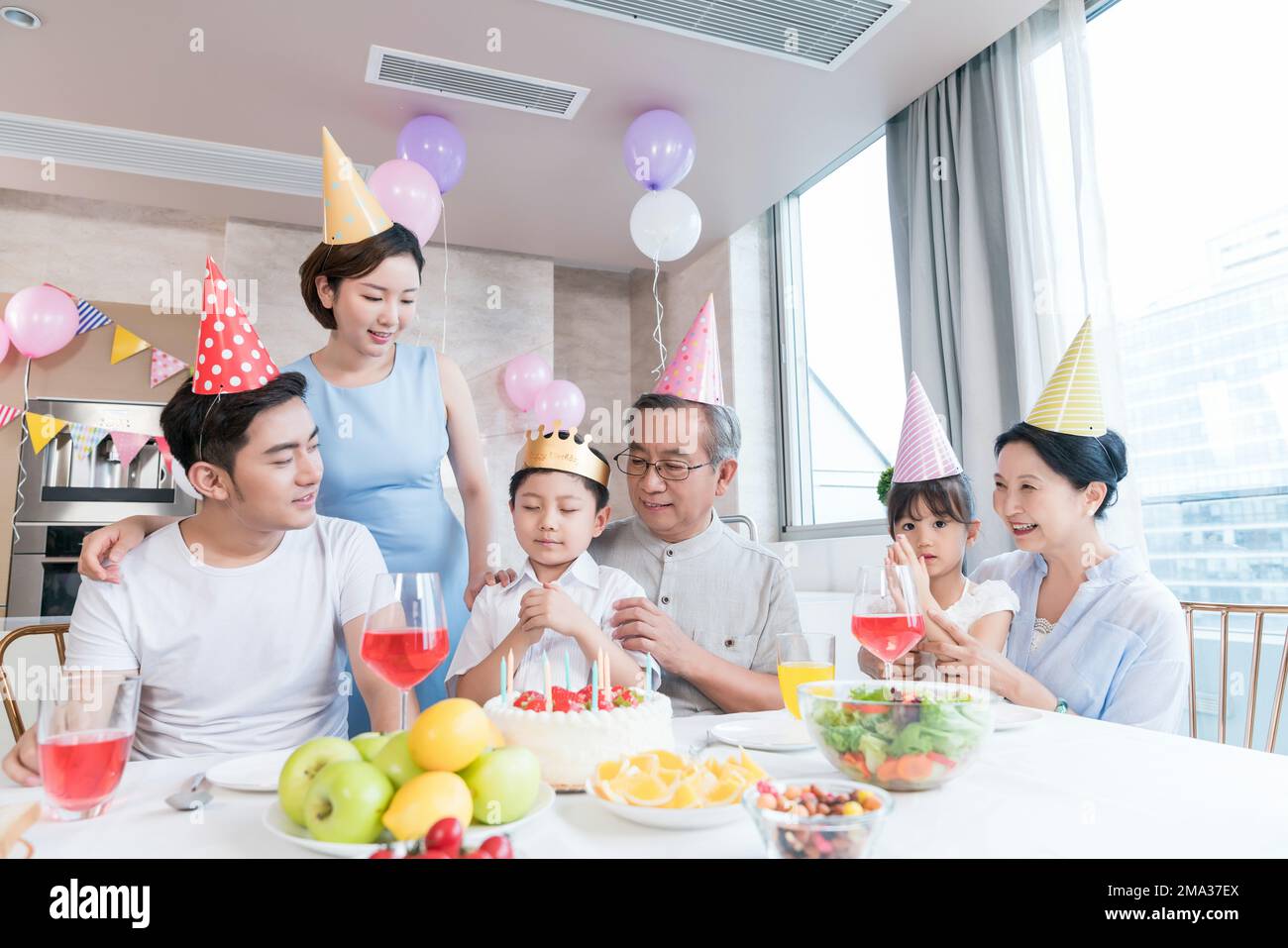 Felice festa di famiglia per festeggiare in cucina Foto Stock