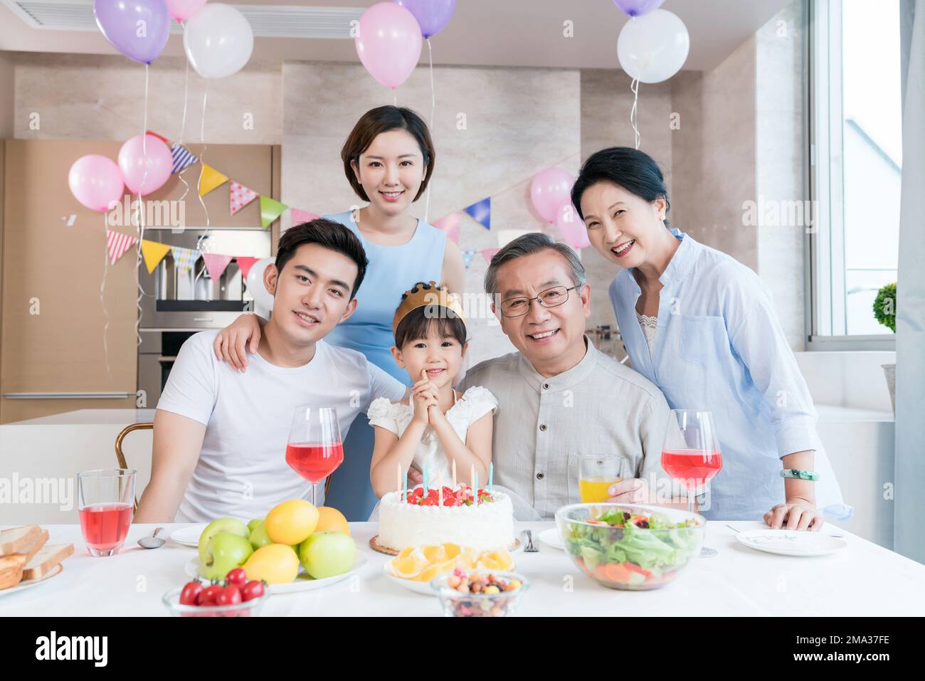 Felice festa di famiglia per festeggiare in cucina Foto Stock