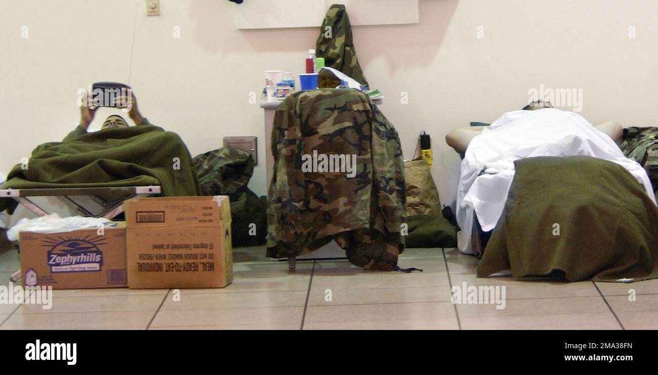040905-F-2352G-019. [Complete] Scene Caption: Weathering the Storm US I membri dell'aeronautica militare del team di recupero dell'uragano 45th, Patrick Air Force base, Fla., passano il loro tempo nel modo in cui possono, aspettando che la tempesta passi prima di iniziare i loro sforzi di recupero. Una squadra di 57 militari e civili assegnati alla squadra stanno resistendo agli effetti dell'uragano Frances in un allegato dell'aeronautica a Malabar, Fla., il 5 settembre 2004. Il piccolo annesso si trova a poche miglia a sud-ovest di Patrick e dispone di strutture abbastanza forti da resistere agli effetti della tempesta di un uragano. Una volta che l'uragano si muove Foto Stock