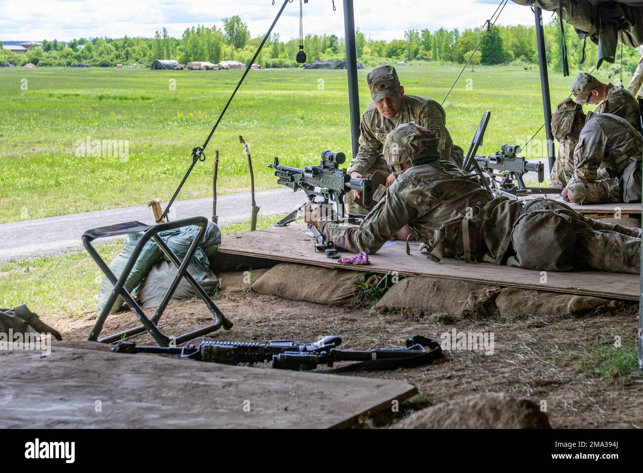 STATI UNITI I soldati dell'esercito prendono parte a vari test per guadagnare il loro badge esperto di fanteria il 23 maggio 2022, a Fort Drum, New York. Foto Stock