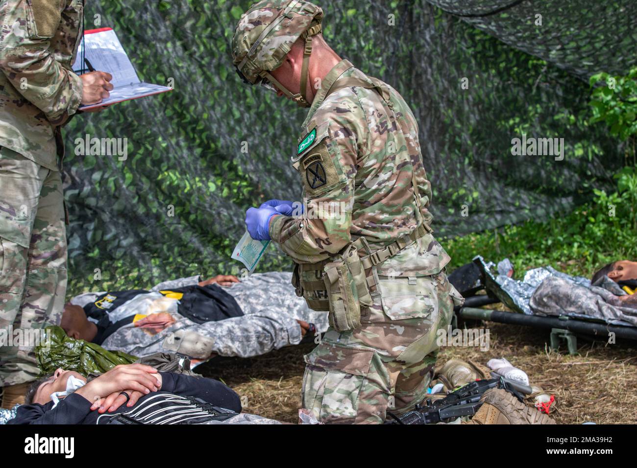 STATI UNITI I soldati dell'esercito prendono parte a vari test per guadagnare il loro badge esperto di fanteria il 23 maggio 2022, a Fort Drum, New York. Foto Stock