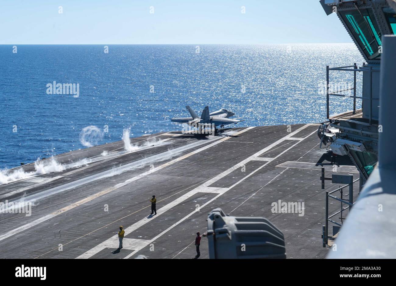 220523-N-DN159-1176 IONIAN SEA (23 maggio 2022) un F/A-18E Super Hornet, attaccato ai “Sunliners” di Strike Fighter Squadron (VFA) 81, lancia dal ponte di volo di USS Harry S. Truman (CVN 75) a sostegno di Neptune Shield 22, 23 maggio 2022. Lo Scudo Nettuno 22 è l'evoluzione naturale della capacità della NATO di integrare le capacità di guerra marittima di alto livello di un Aircraft Carrier Strike Group, un Anfibio Ready Group e un Marine Expeditionary Unit per sostenere la difesa dell'alleanza. Foto Stock