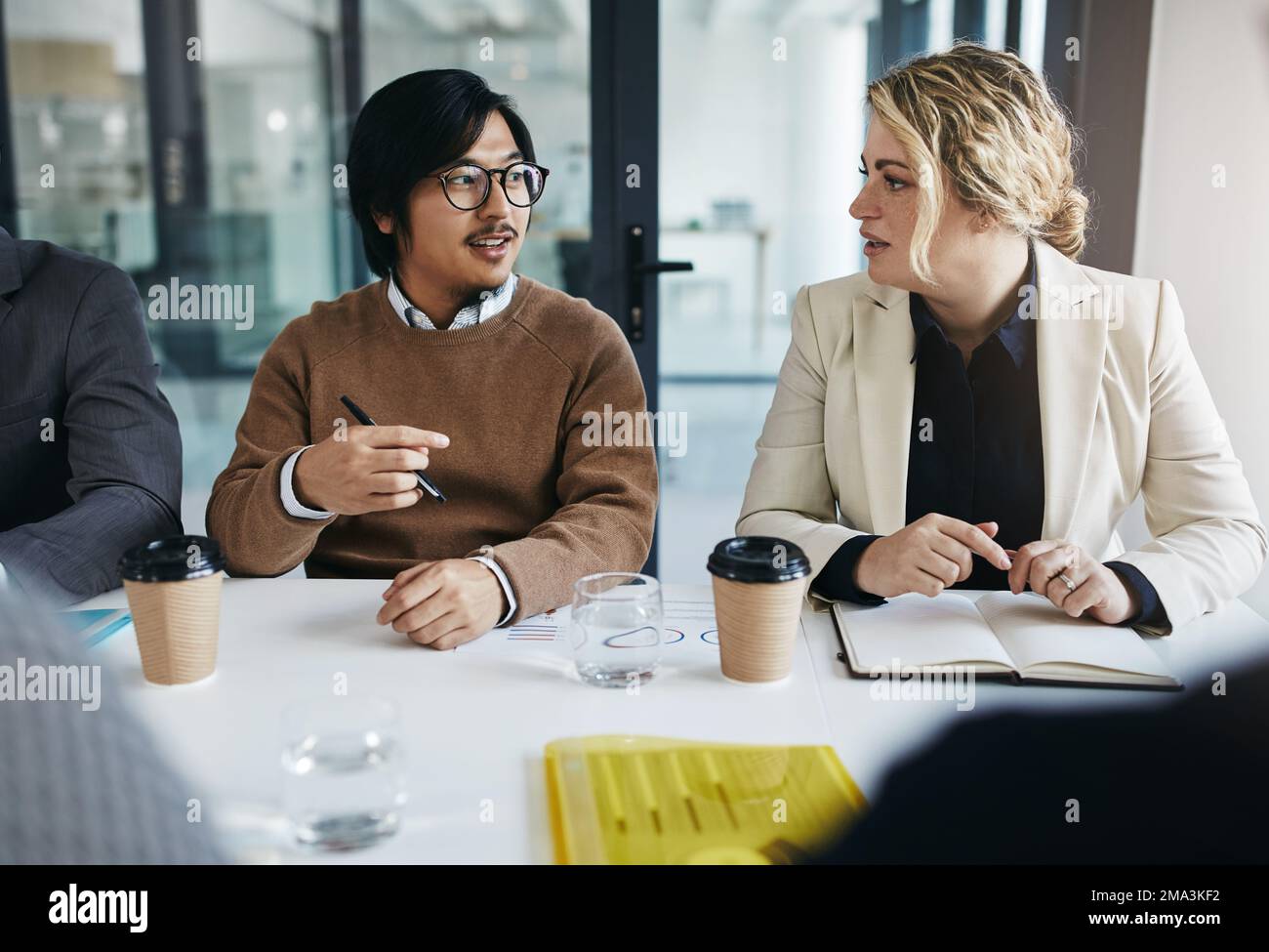 Personale aziendale e collaborativo per riunioni aziendali, strategie di investimento o pianificazione finanziaria aziendale. Team building, pensiero o lavoro di squadra su tasse Foto Stock