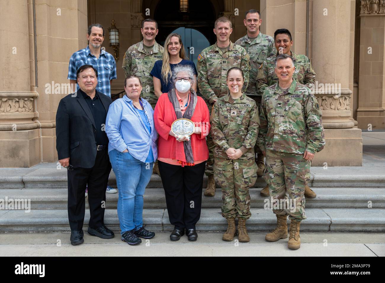 Gli Stati Uniti Il team amministrativo, civile e nazionale della legge sulla sicurezza dell'esercito del sud si pone di fronte agli Stati Uniti Army South Headquarters with the 2022 Alamo Federal Executive Board Excellence in Government Award for Teamwork il 24 maggio 2022 a Fort Sam Houston, Texas. Questo premio premia un gruppo di persone che dipendono l'una dall'altra per superare le aspettative attraverso iniziative e innovazioni autogenerate che hanno portato a significativi vantaggi tangibili per l'organizzazione e i clienti. Foto Stock