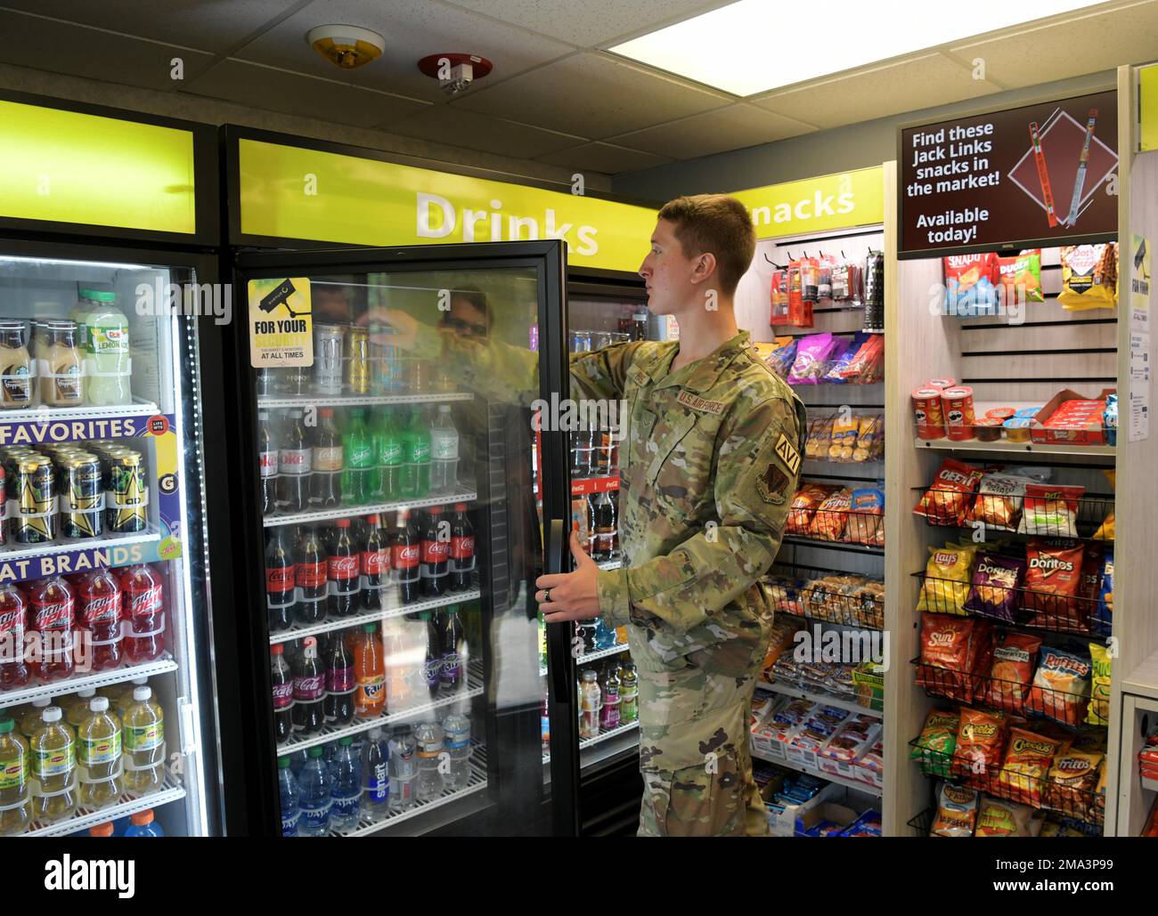 BASE AERONAUTICA ROBINS, GA. - Airman First Class Jonathan Haslar, 461st manutenzione aeromobili manutenzione squadrone, negozi presso il nuovo Micro Market situato in McCullough Hall presso la Robins Air Force base, Georgia, 24 maggio 2022. Il nuovo negozio di cibo e snack è ora disponibile presso la Robins Air Force base e sarà aperto 24/7 ore su 24 per aiutare a rendere la vita un po 'più facile per gli Airmen che vivono nei dormitori. (STATI UNITI Foto delle forze aeree di Kisha Foster Johnson) **Nessuna approvazione federale intenzionale** Foto Stock